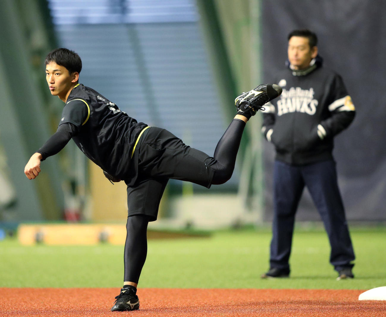 キャッチボールで調整する前田、後方は倉野コーチ（撮影・梅根麻紀）