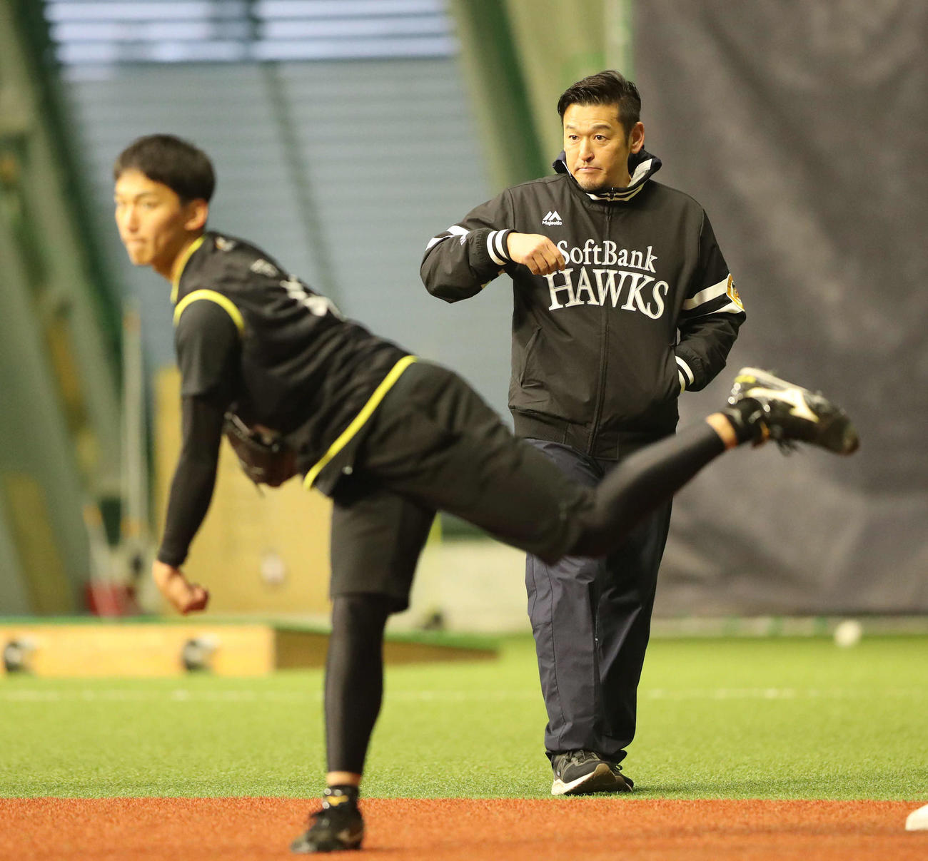 キャッチボールで調整する前田を後方から見つめる倉野コーチ（撮影・梅根麻紀）