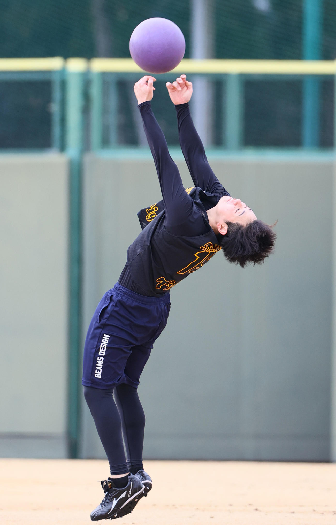 新人合同自主トレで汗を流す下村（撮影・上山淳一）