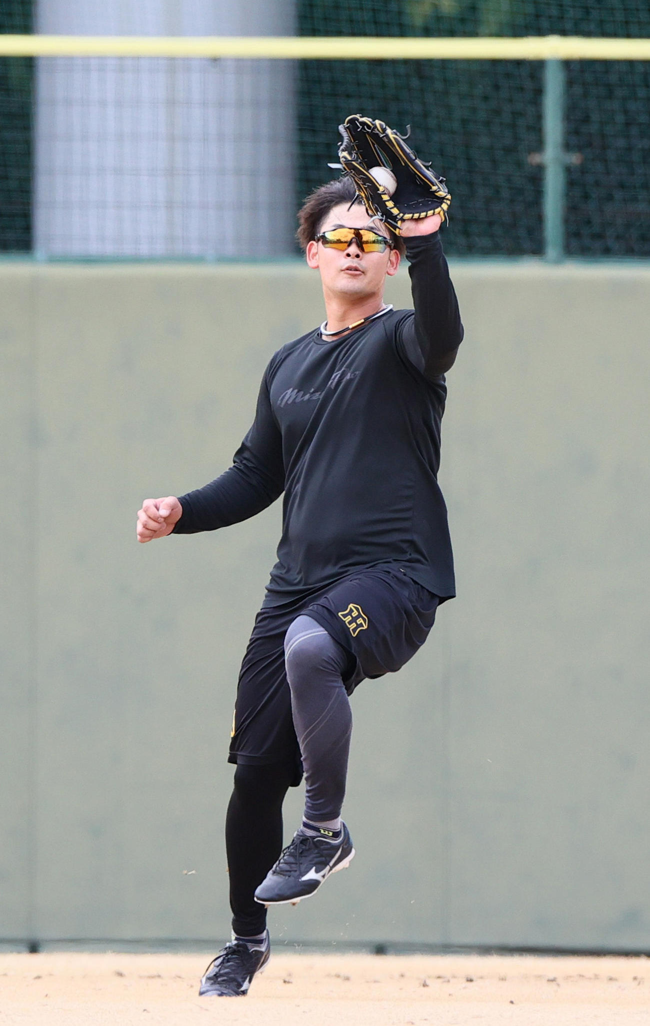 ノックを受ける阪神野口（撮影・上山淳一）
