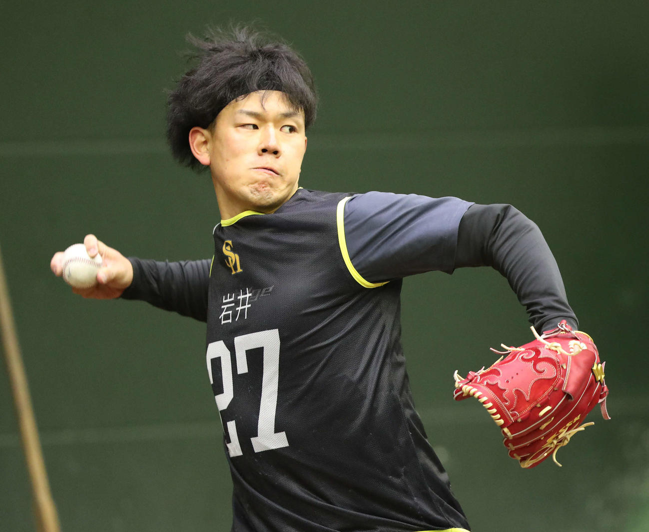 ブルペンに入った岩井は力強く投げ込む（撮影・梅根麻紀）
