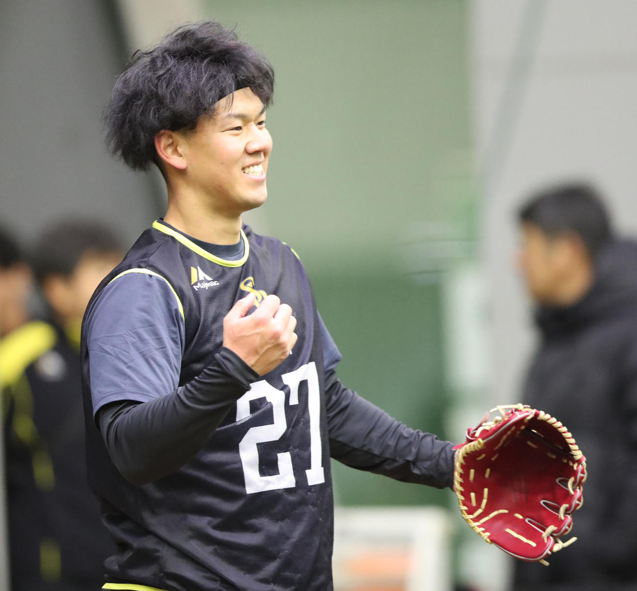 ブルペンに入った岩井は力強く投げ込む、笑顔（撮影・梅根麻紀）