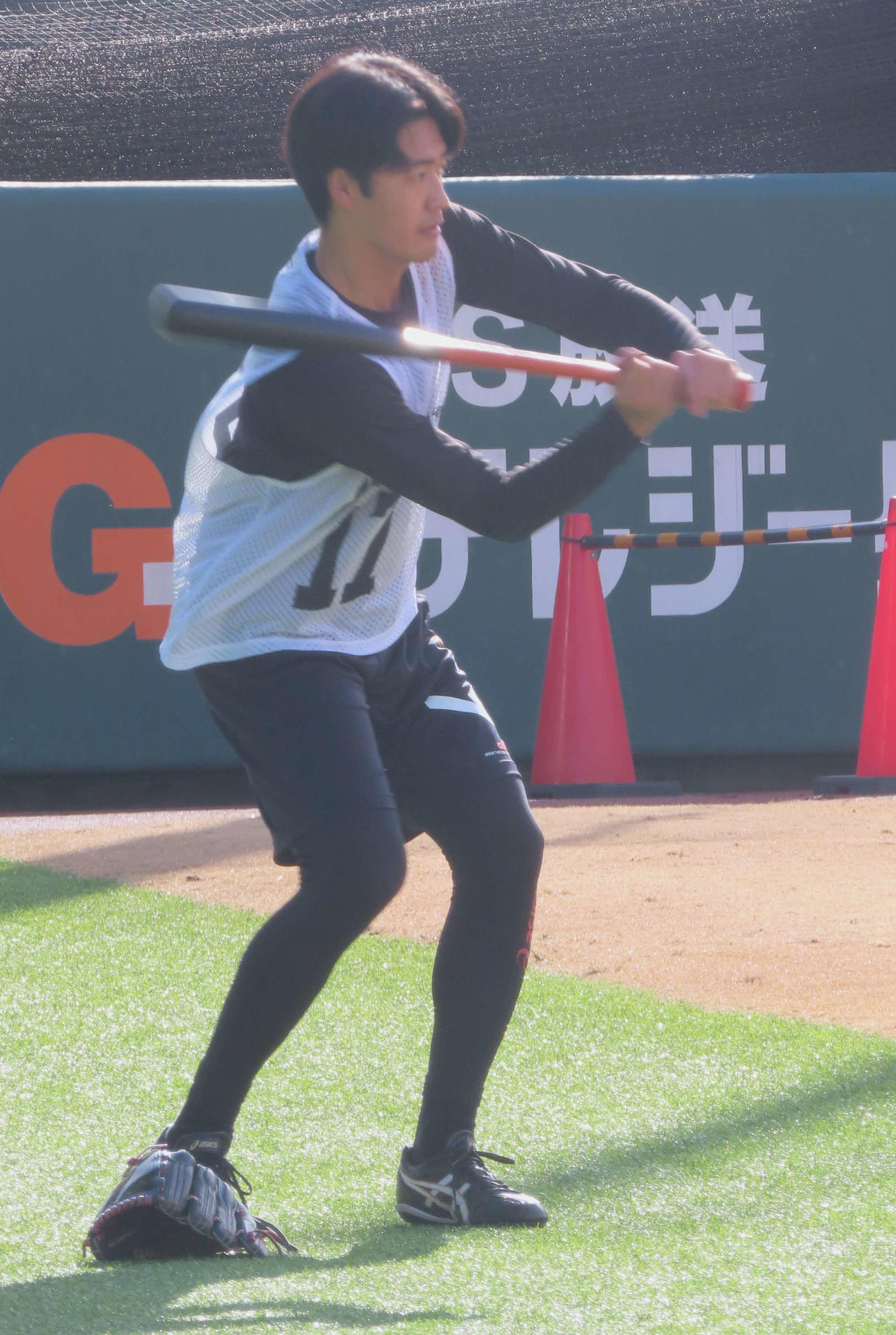 新人合同自主トレでトス打撃を行う巨人西舘（撮影・黒須亮）