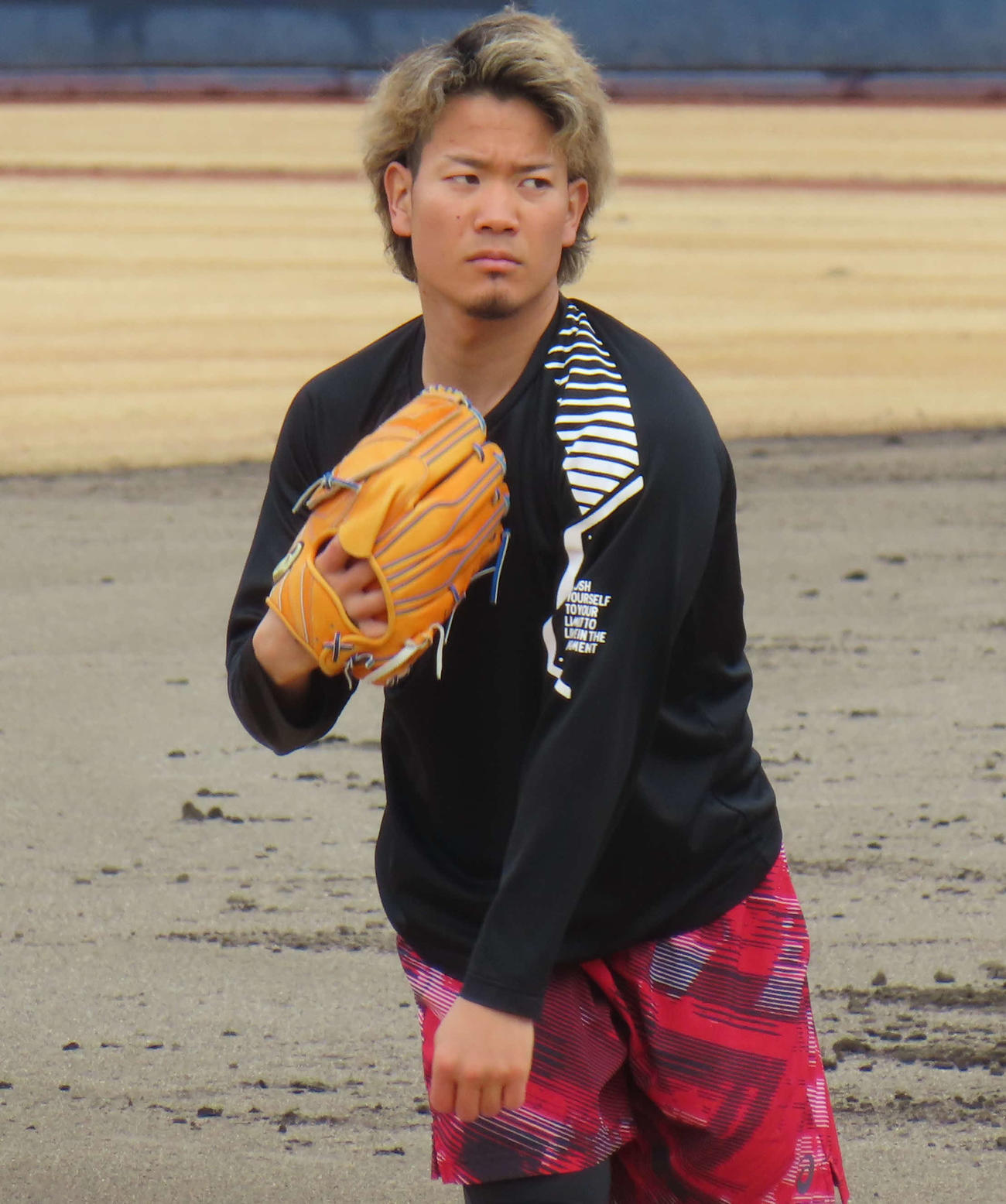 鎌ケ谷での自主トレでキャッチボールを行う日本ハム・福田俊（撮影・佐瀬百合子）