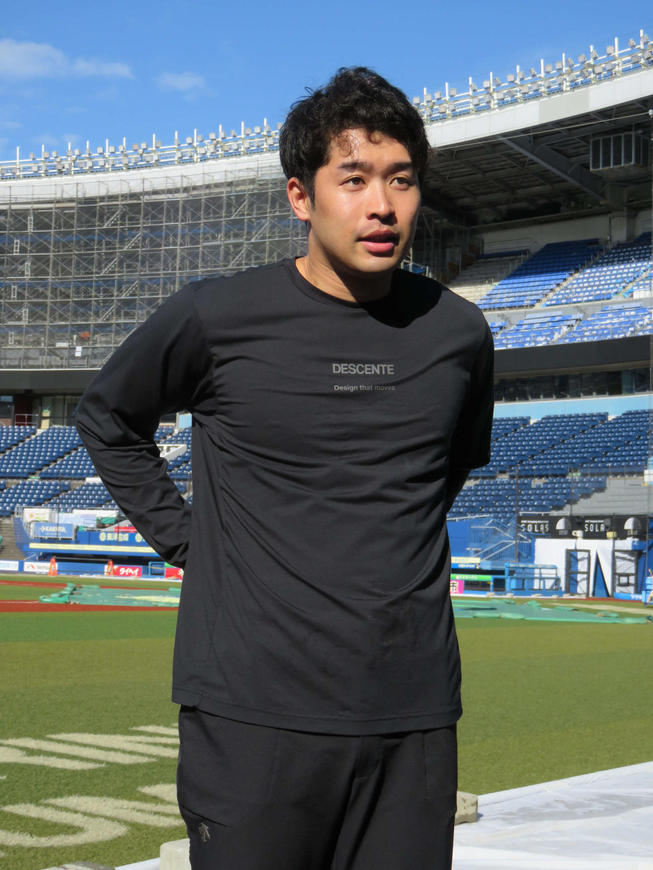 自主トレ公開後の取材に答えるロッテ種市
