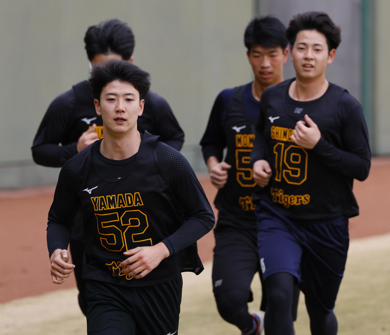 3000メートル走で先頭で走る山田（手前）。右は下村（撮影・藤尾明華）