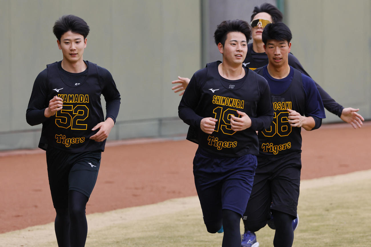 3000メートル走で力走する（手前左から）山田、下村、百崎（撮影・藤尾明華）