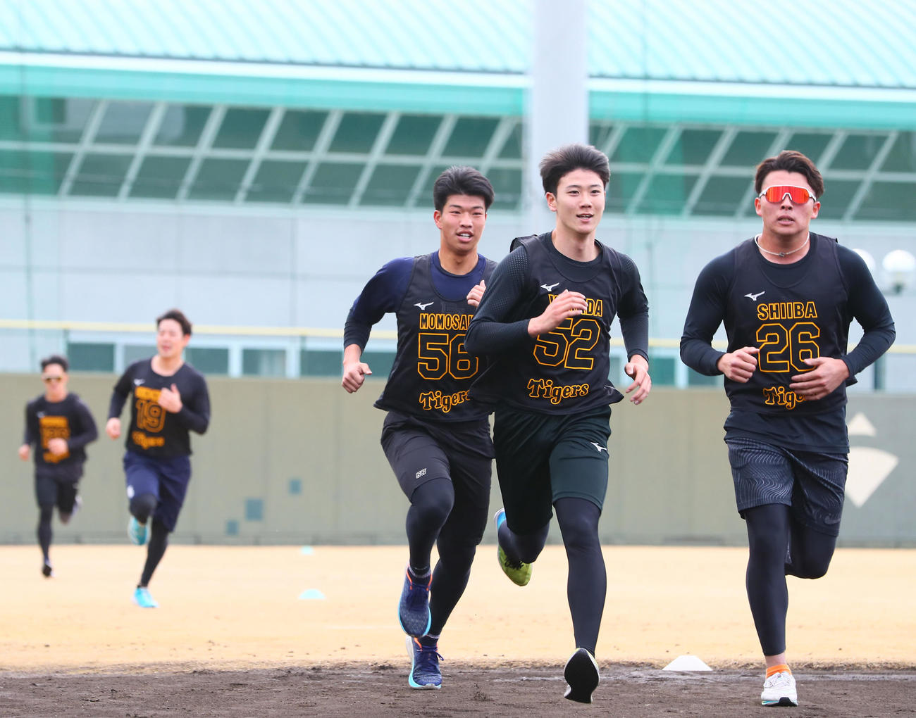 3000メートル走でラストスパートをかける山田（右から2人目）、右から3人目は百崎（撮影・上山淳一）