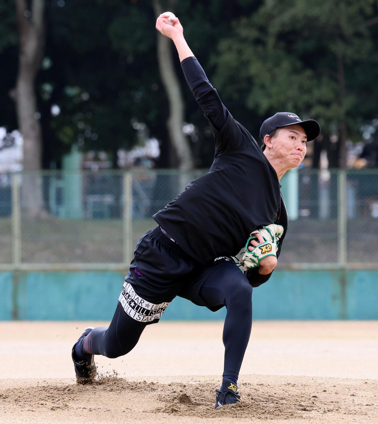 自主トレを公開した湯浅はマウンドから投球する（撮影・加藤哉）
