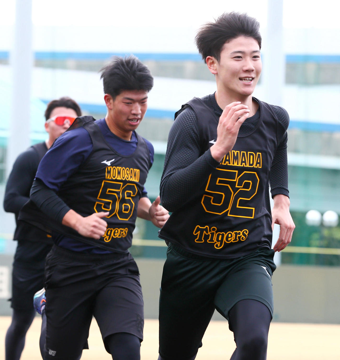 3000メートル走ゴールを前に百崎（左）が追い上げるも山田が振り切り1位でゴールする（撮影・上山淳一）