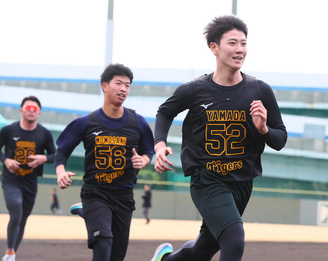 3000メートル走で1着の山田（右）。中央は2位の百崎（撮影・上山淳一）