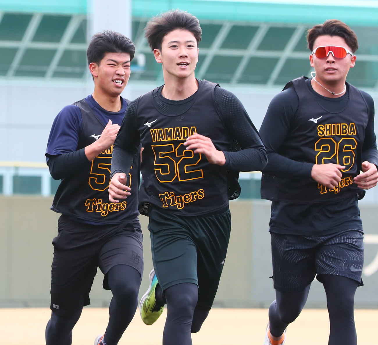 3000メートル走ゴールを前に百崎（左）が追い上げるも山田（手前）が1位でゴールする。右は椎葉（撮影・上山淳一）