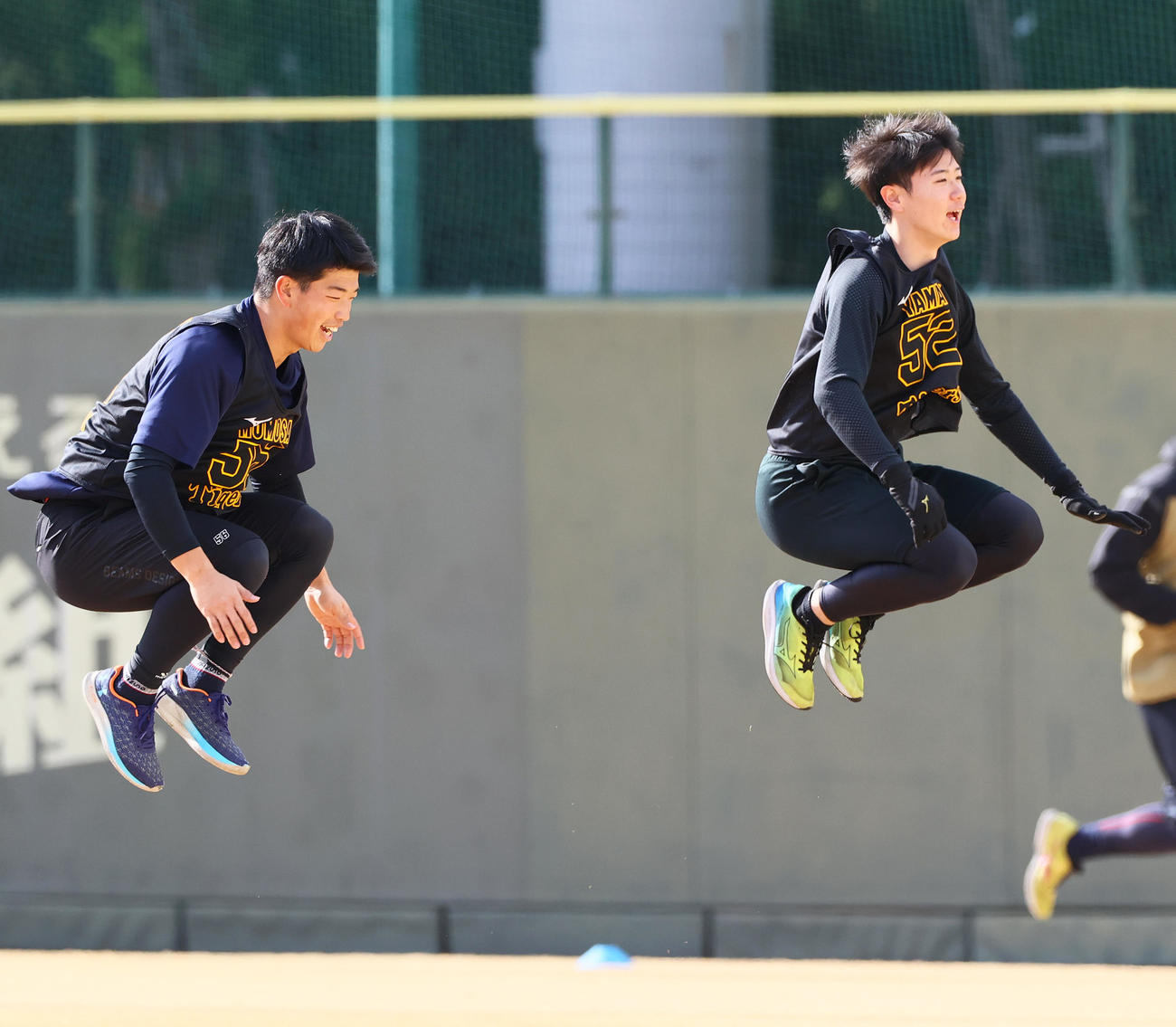アップする百崎（左）と山田（撮影・上山淳一）