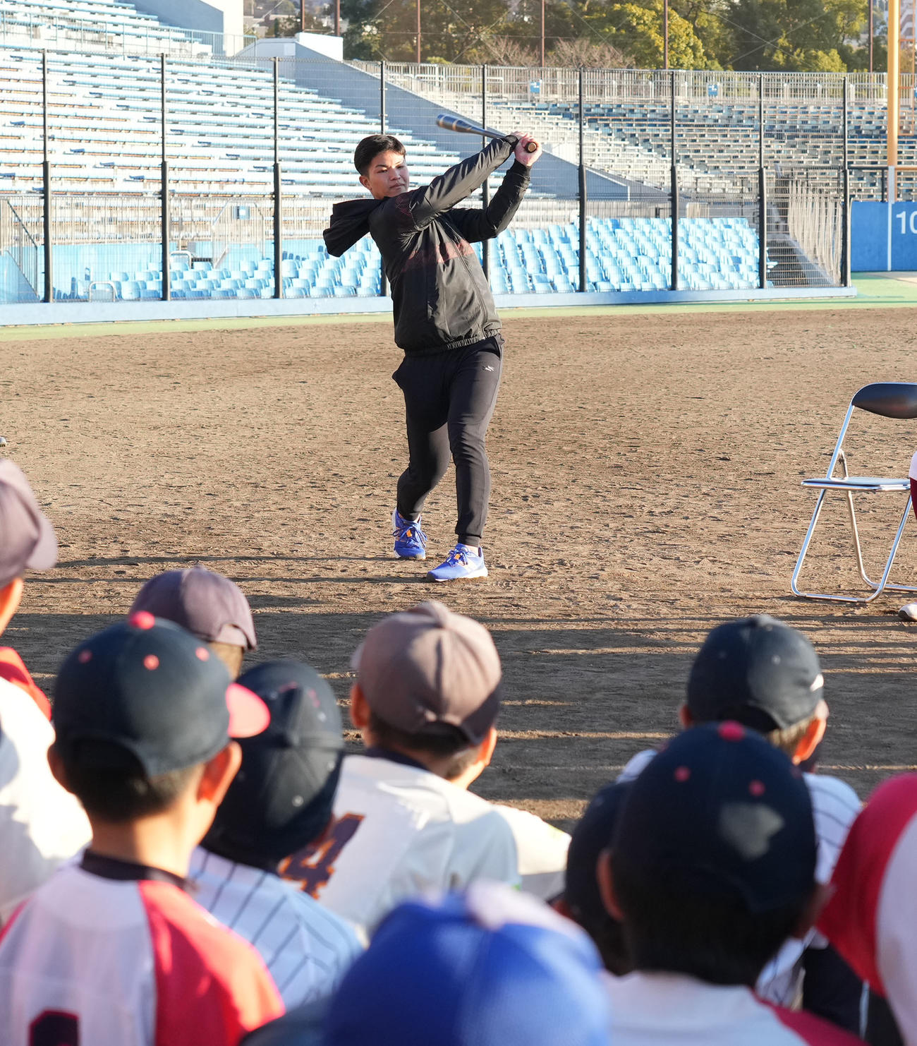 23年12月、プロ野球静岡県人会2023　野球教室に参加し子どもたちに打撃スイングを披露する鈴木
