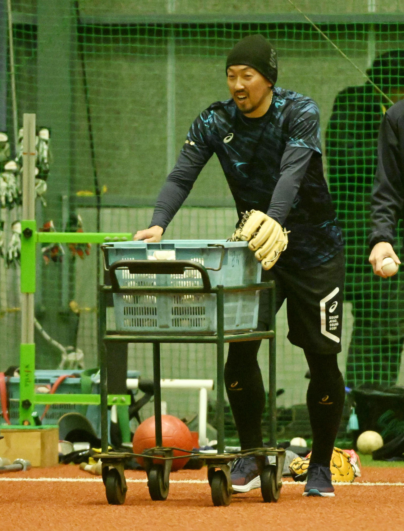 自主トレで笑顔を見せるオリックス平野佳＝2024年1月16日