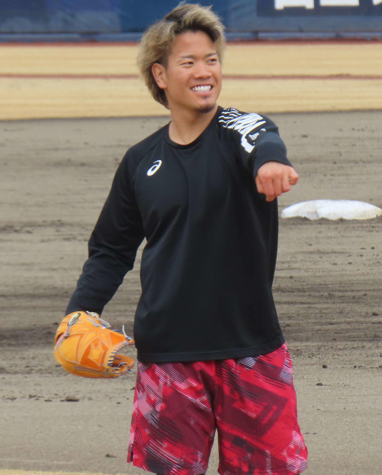 鎌ケ谷での自主トレでキャッチボールを行う日本ハム・福田俊（撮影・佐瀬百合子）