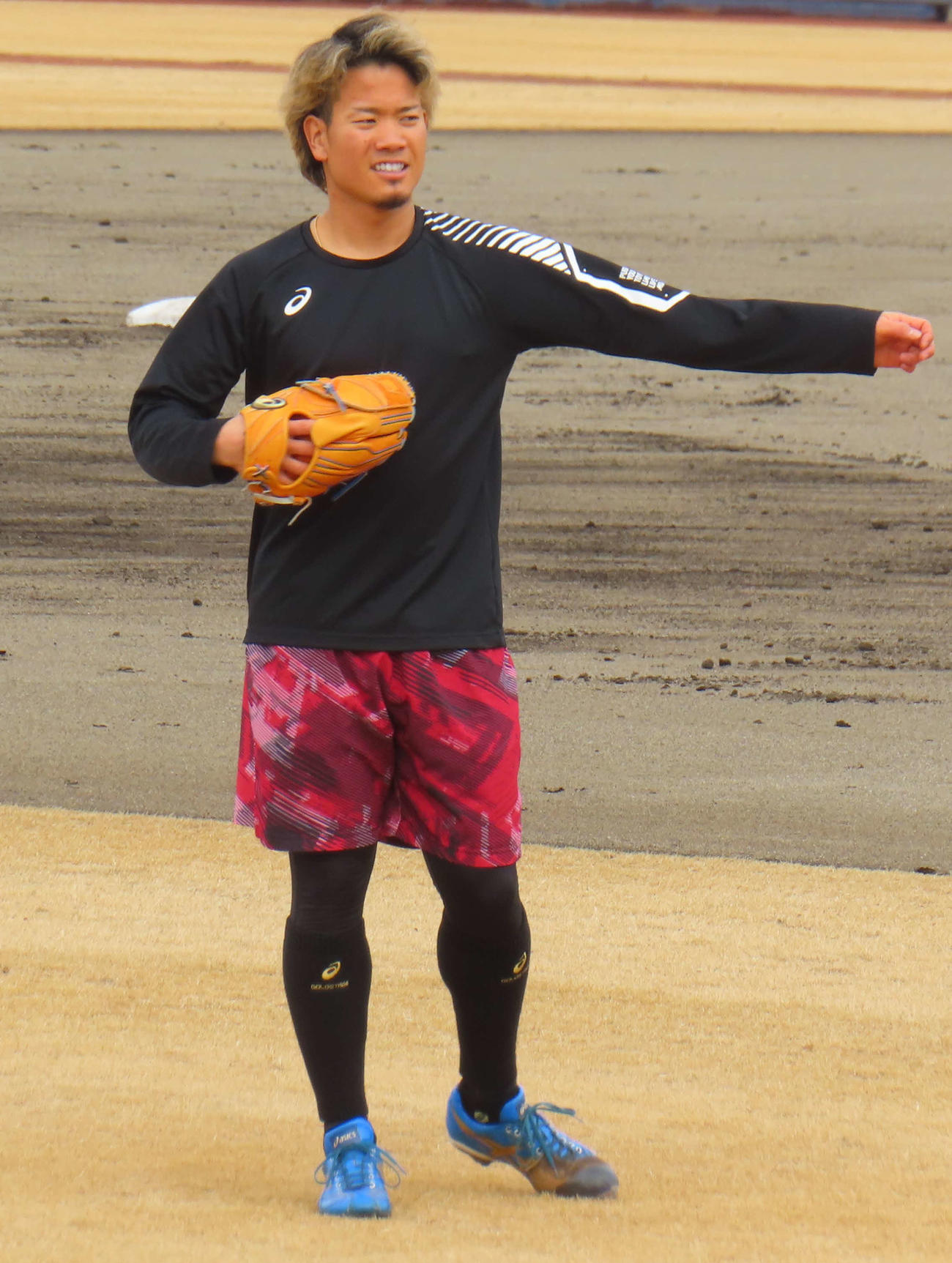 鎌ケ谷での自主トレでキャッチボールを行う日本ハム・福田俊（撮影・佐瀬百合子）