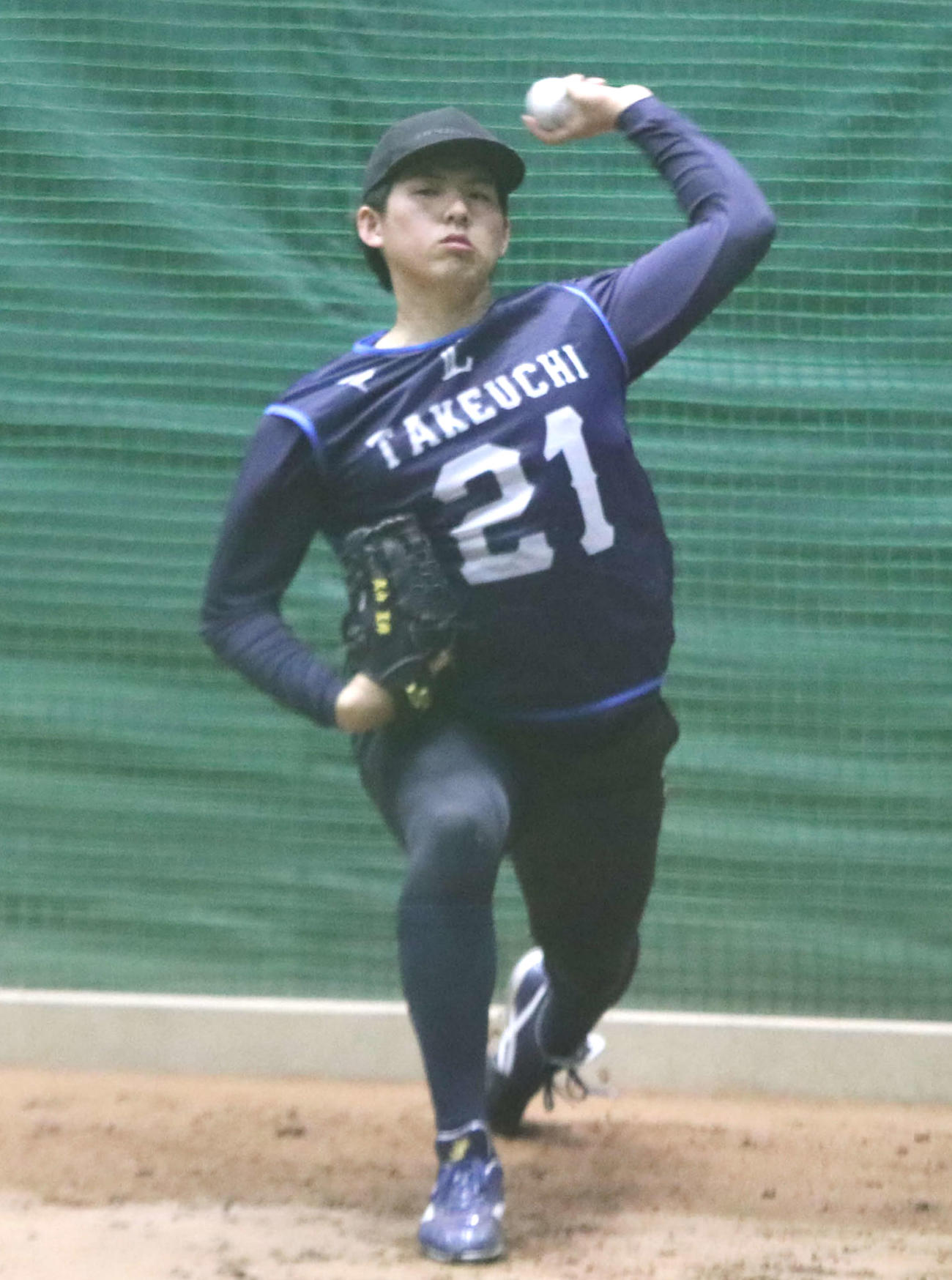 ブルペン入りした西武ドラフト1位の武内（撮影・山崎純一）