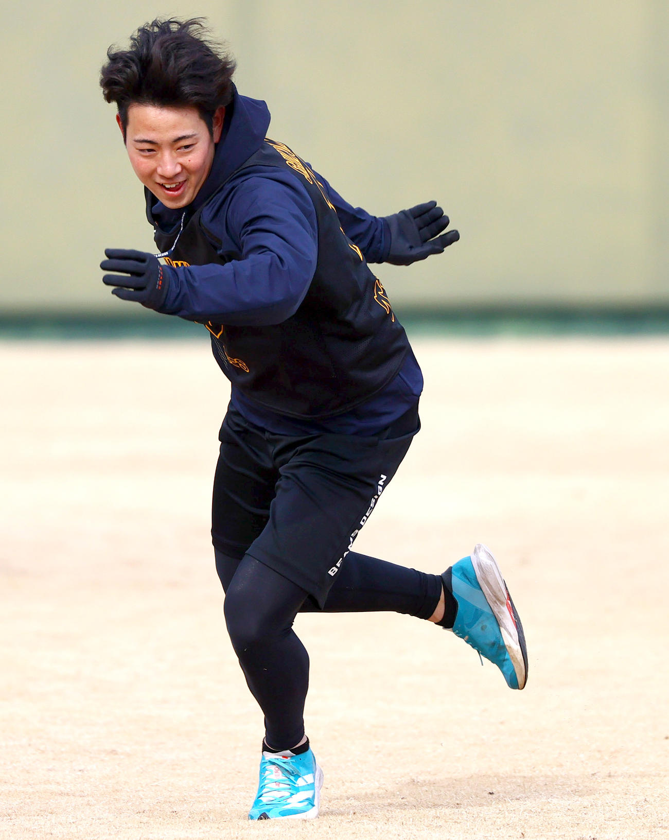 新人合同自主トレで汗を流す阪神下村（撮影・上山淳一）