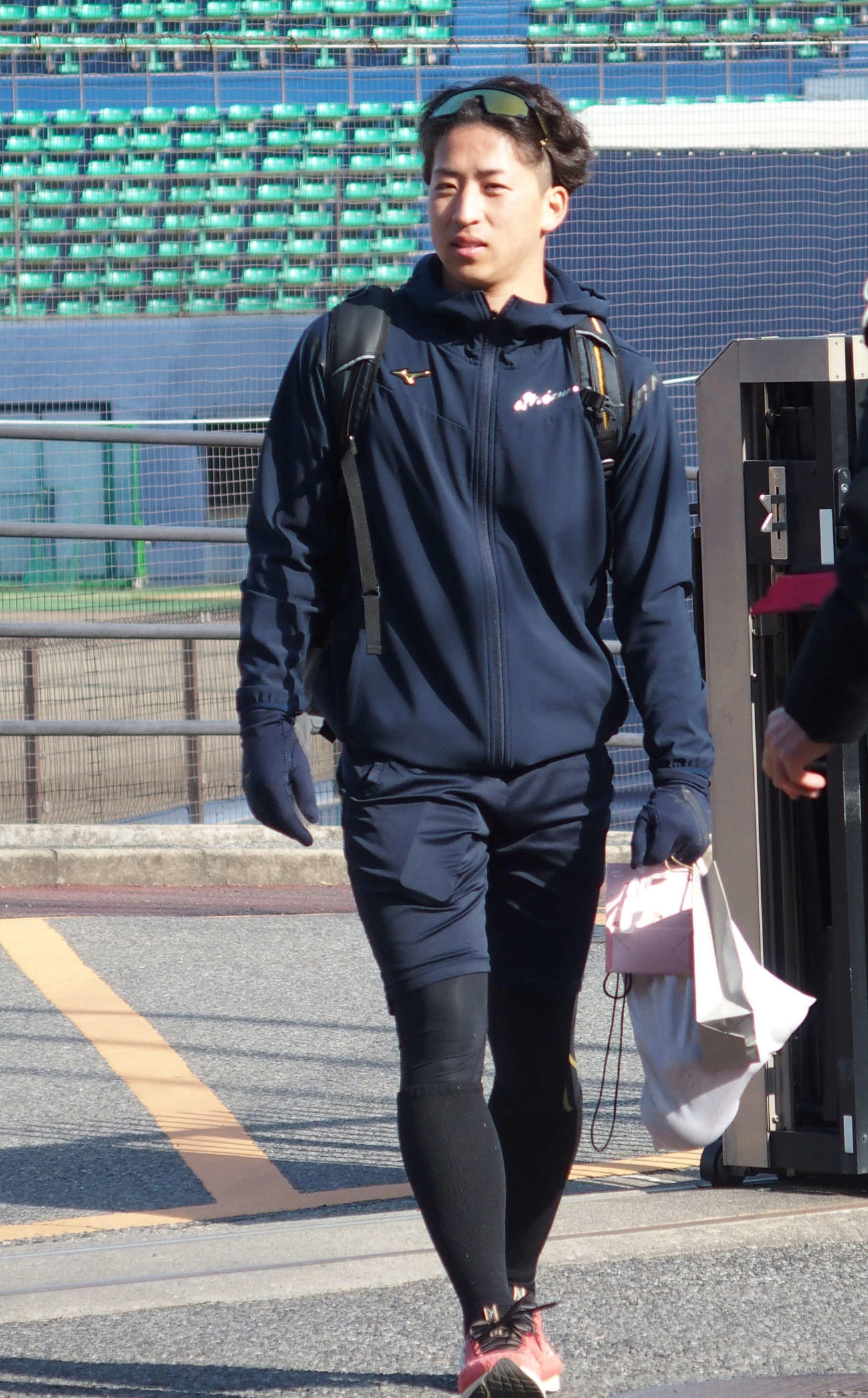 練習を終えて引き揚げる日本ハムのドラフト1位細野（撮影・中島宙恵）