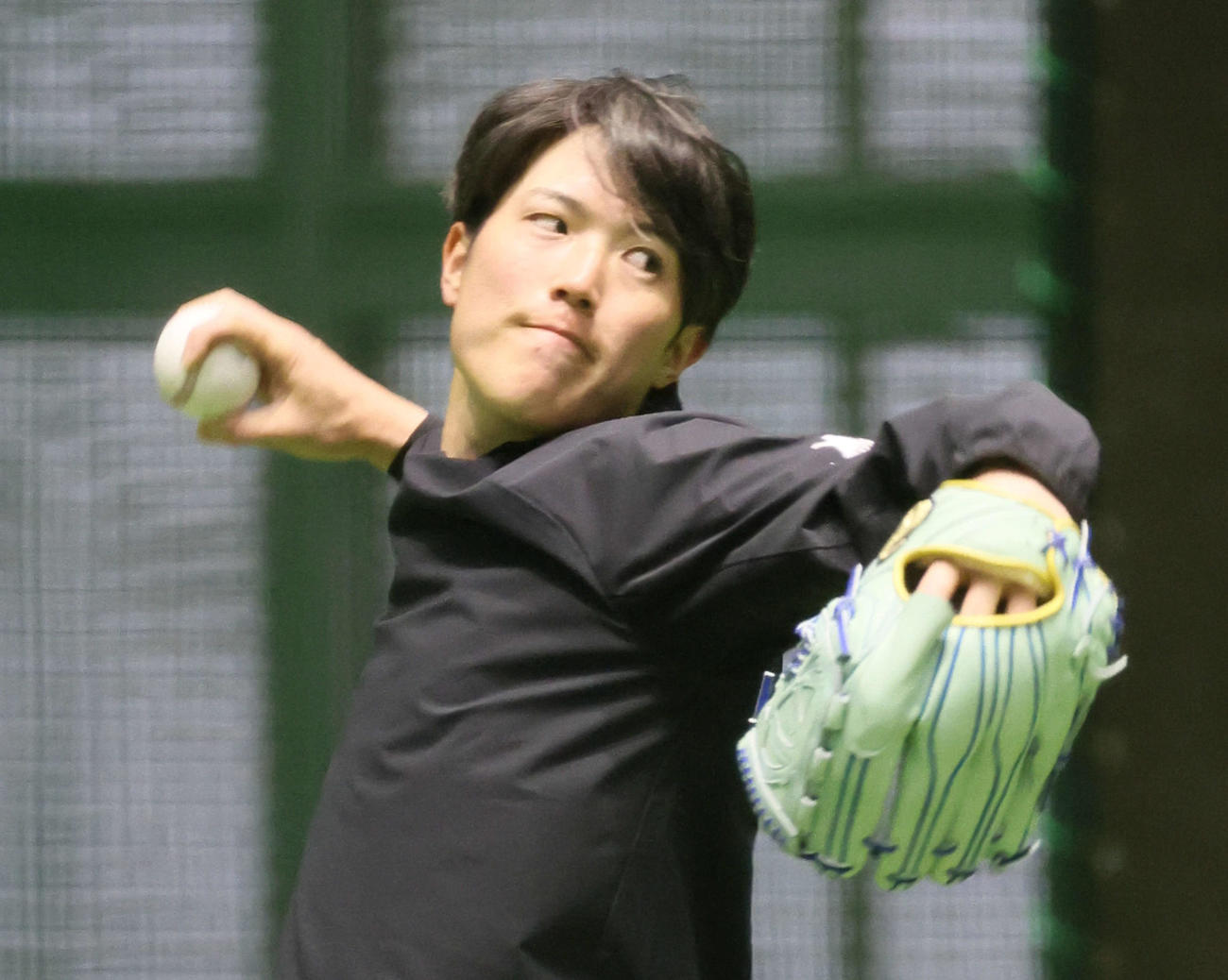 合同自主トレでフォークボールを試す広島森下（撮影・加藤孝規）