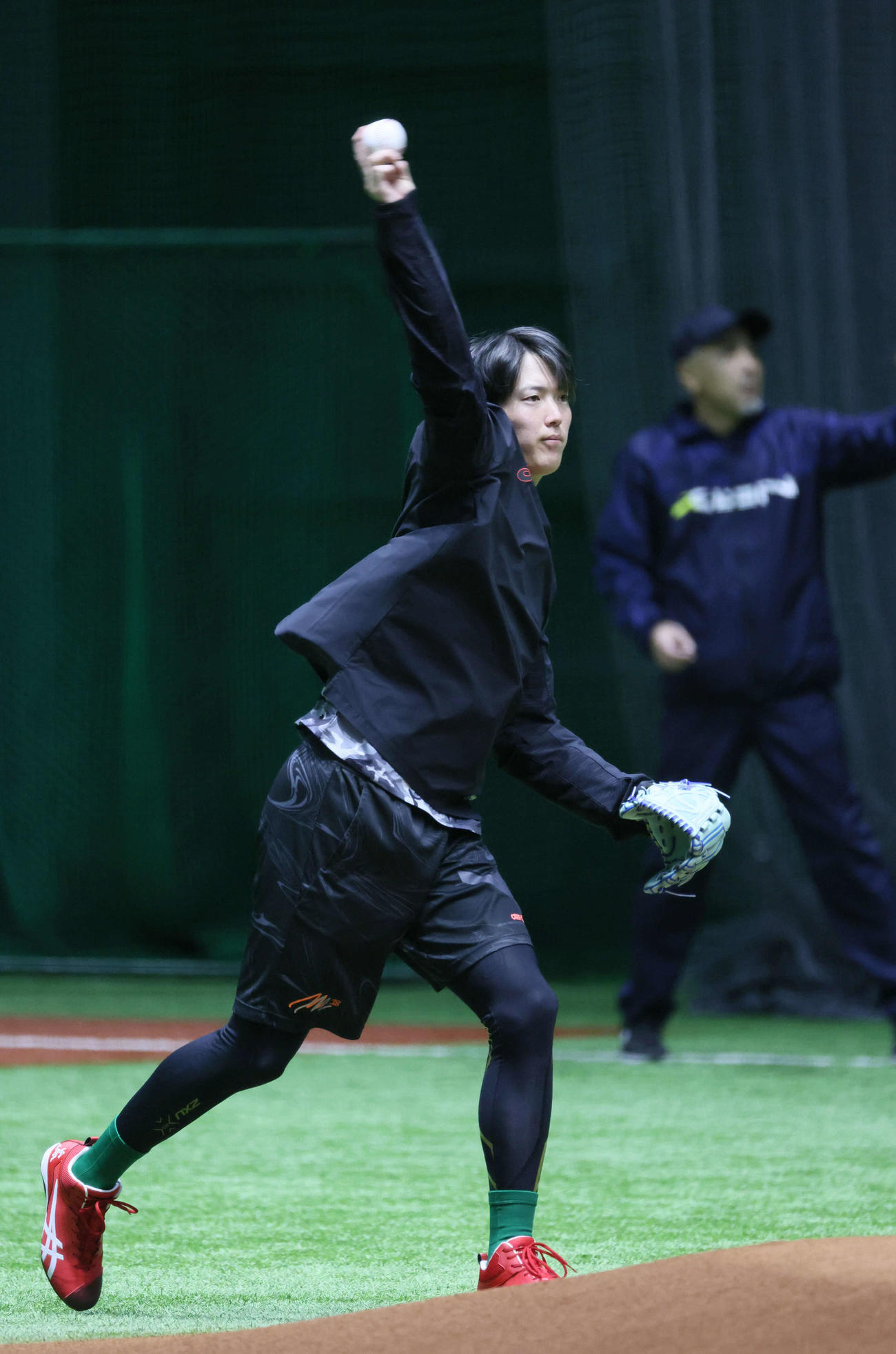 合同自主トレでキャッチボールをする広島森下（撮影・加藤孝規）
