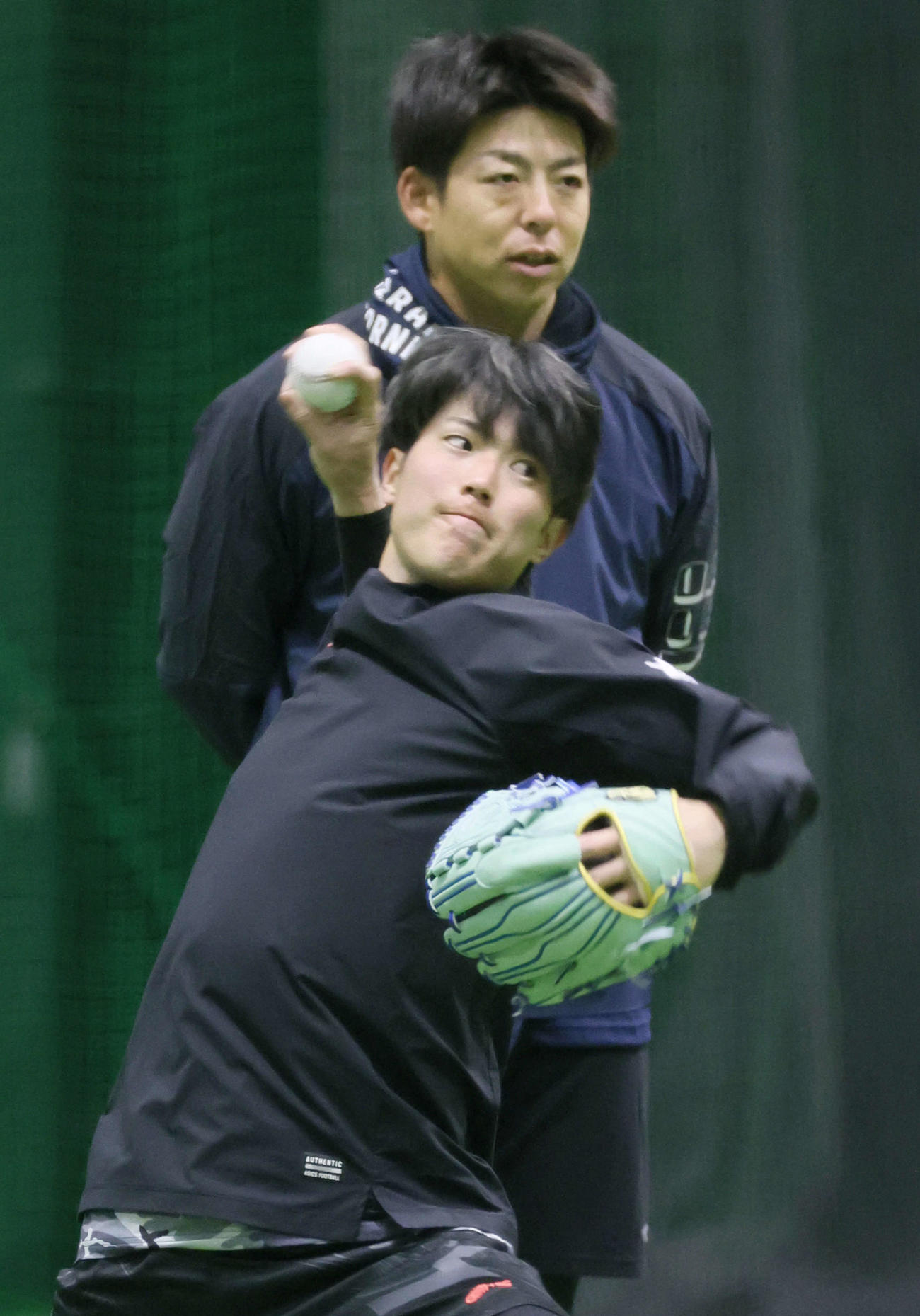 合同自主トレでフォークボールを試す広島森下。後ろは野間（撮影・加藤孝規）