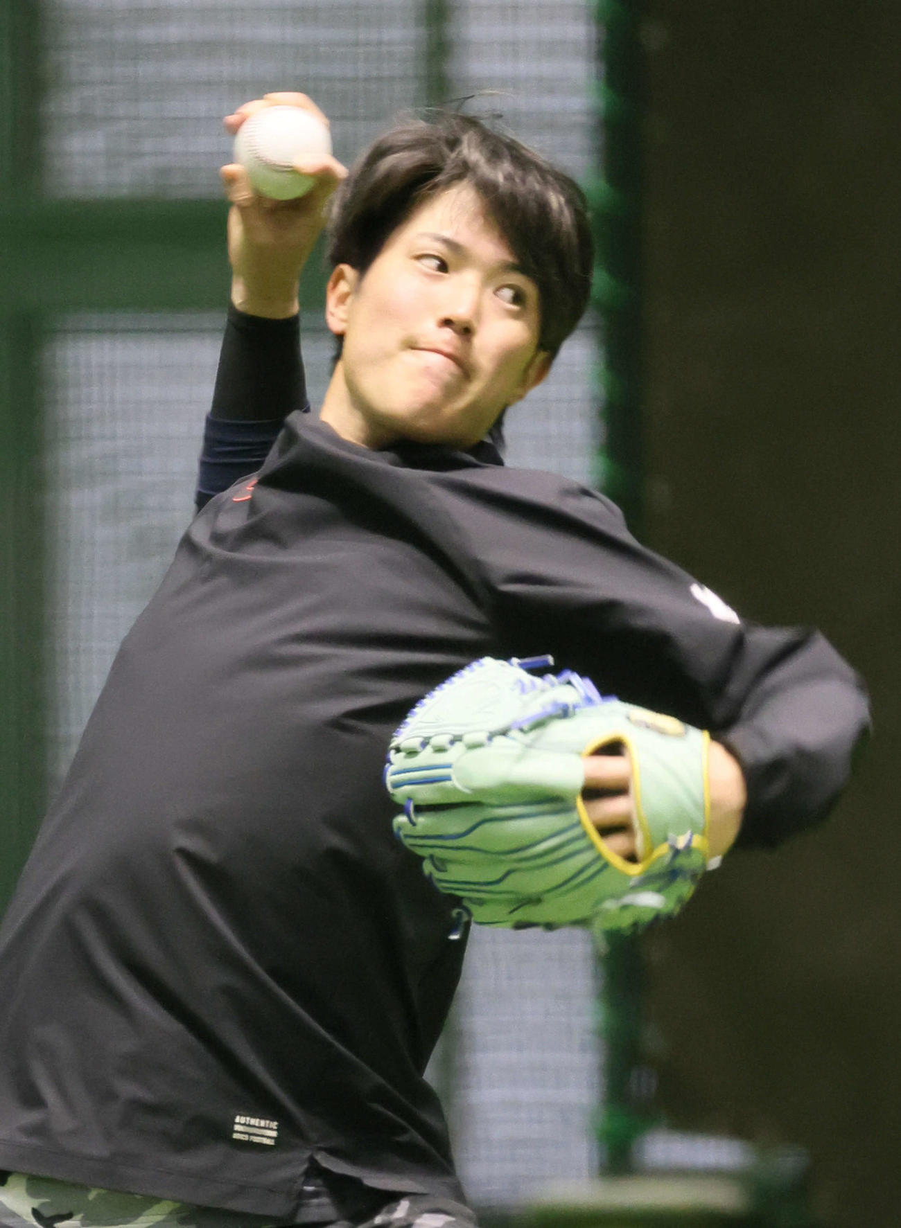 合同自主トレでフォークボールを試す広島森下（撮影・加藤孝規）