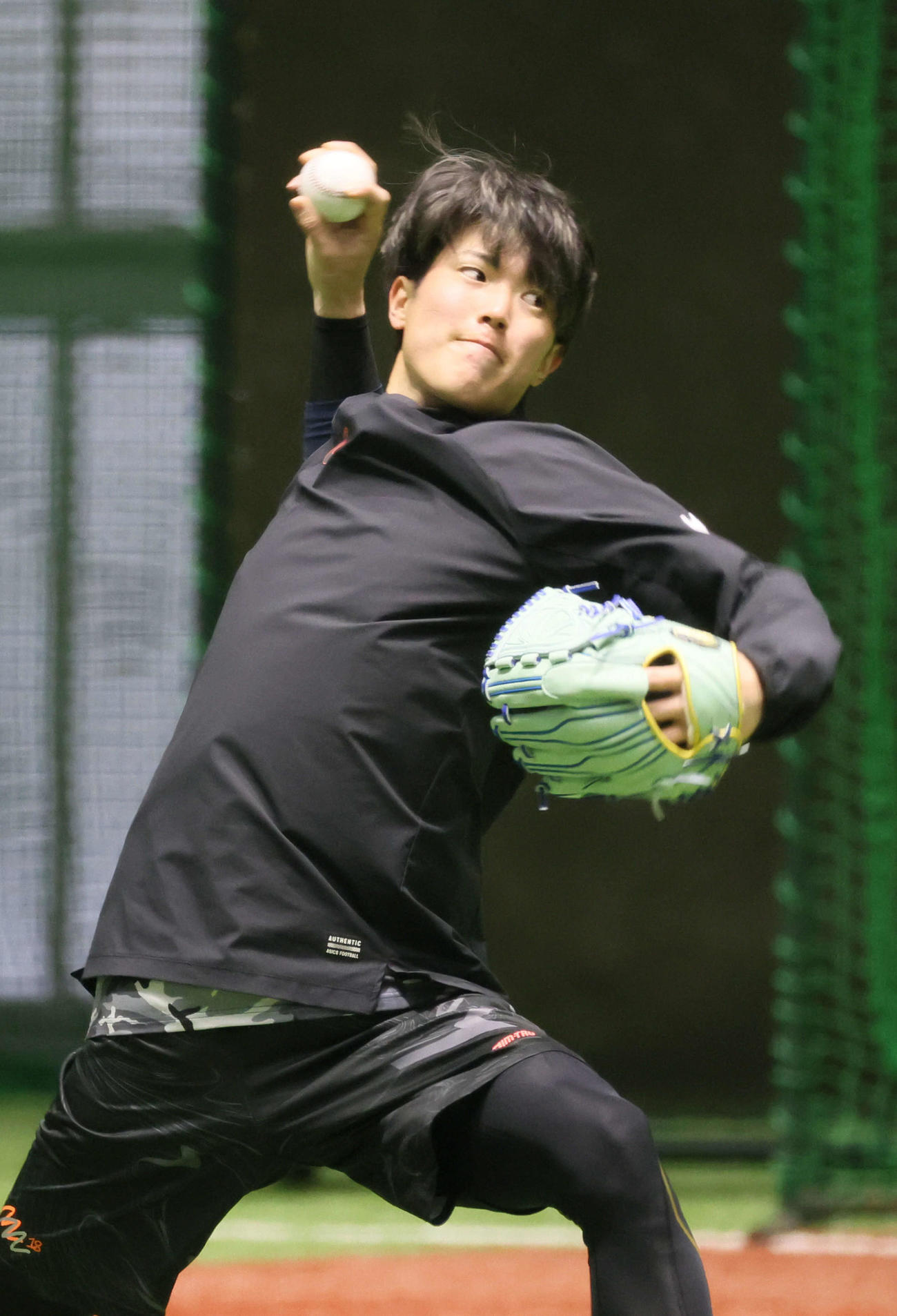 合同自主トレでフォークボールを試す広島森下（撮影・加藤孝規）