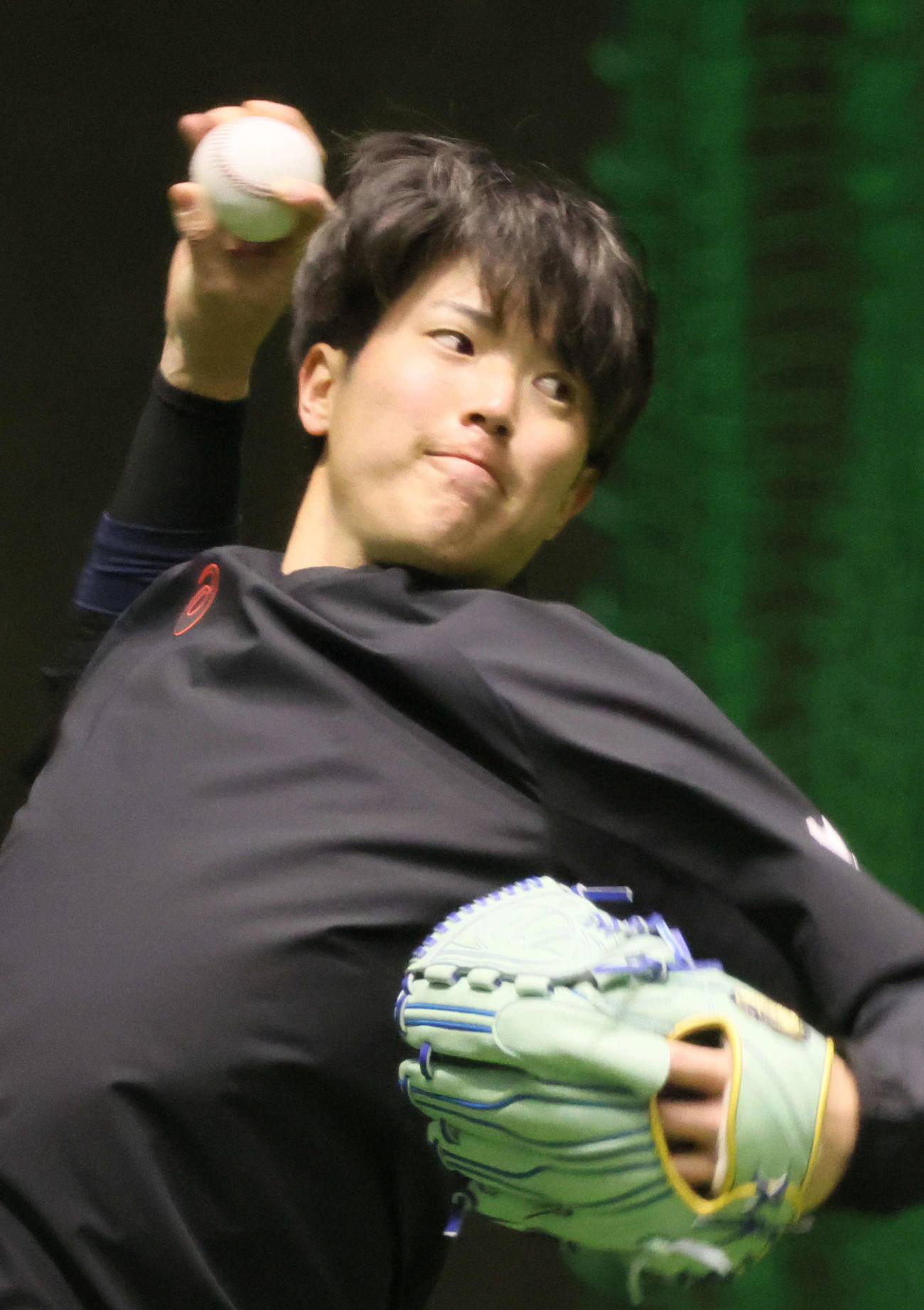合同自主トレでフォークボールを試す広島森下（撮影・加藤孝規）