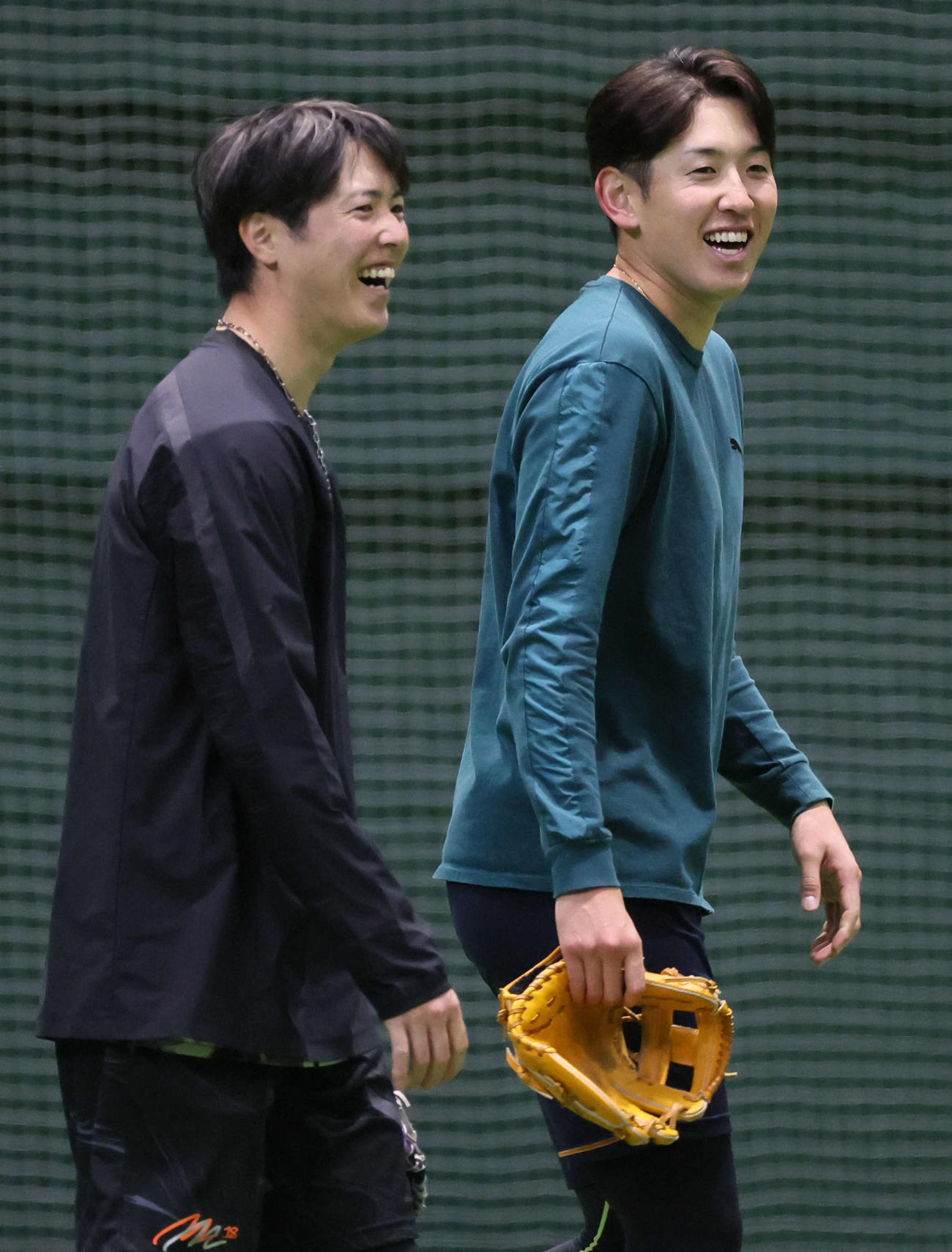 合同自主トレでキャッチボール笑顔をみせる広島森下（左）と遠藤（撮影・加藤孝規）