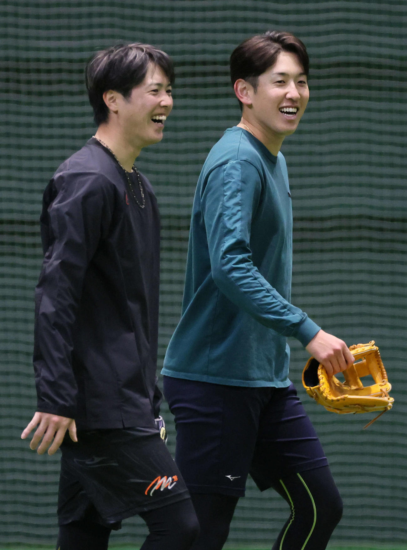 合同自主トレでキャッチボール笑顔をみせる広島森下（左）と遠藤（撮影・加藤孝規）