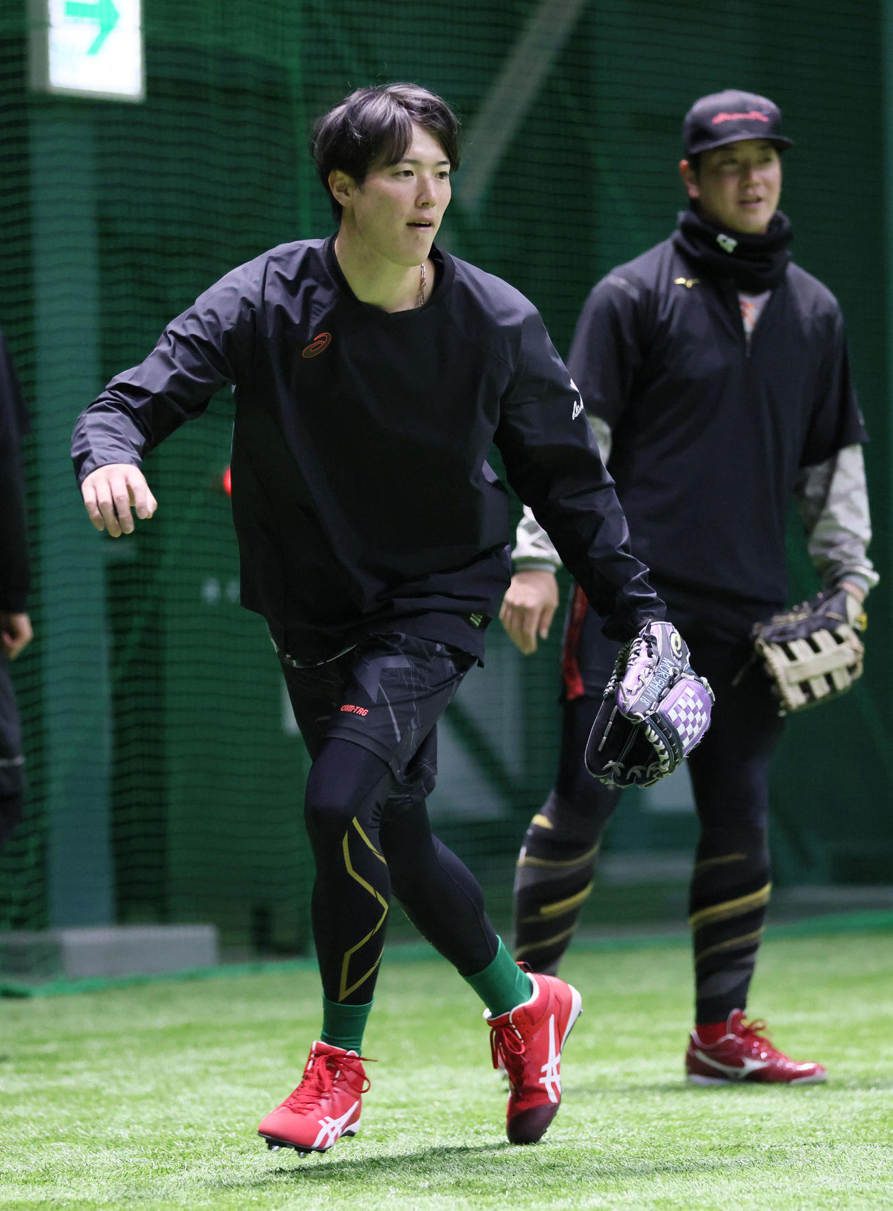 合同自主トレでノックを受ける広島森下（撮影・加藤孝規）