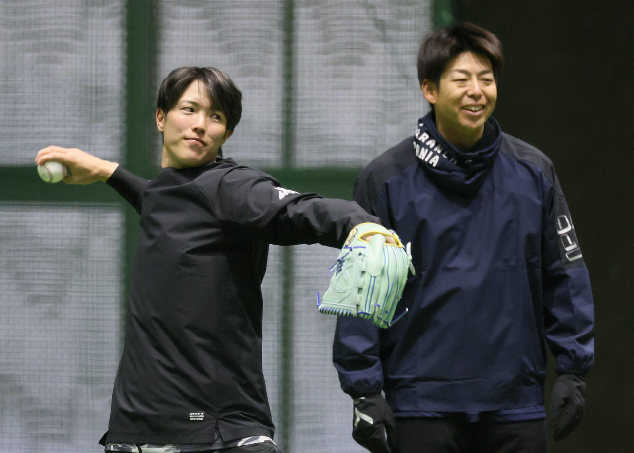 合同自主トレでキャッチボールをする広島森下。右は野間（撮影・加藤孝規）