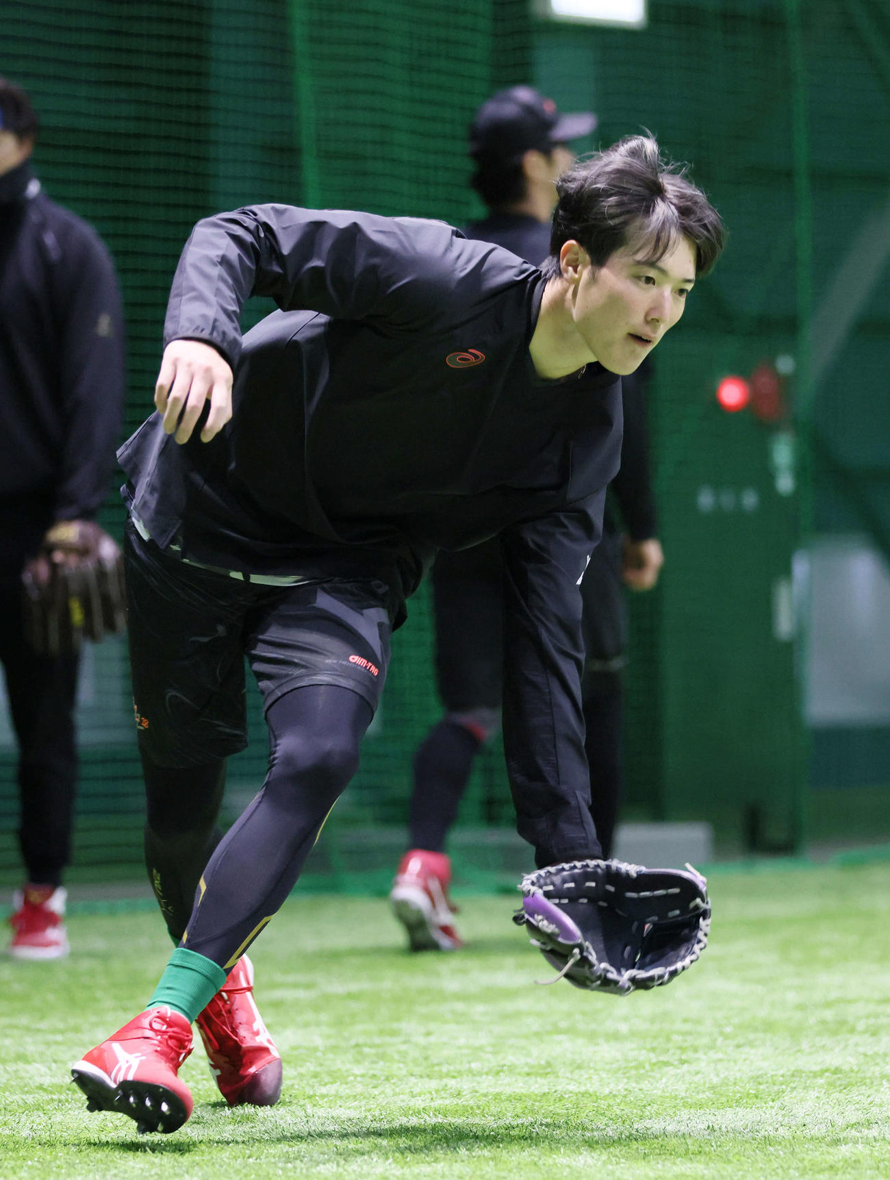 合同自主トレでノックを受ける広島森下（撮影・加藤孝規）