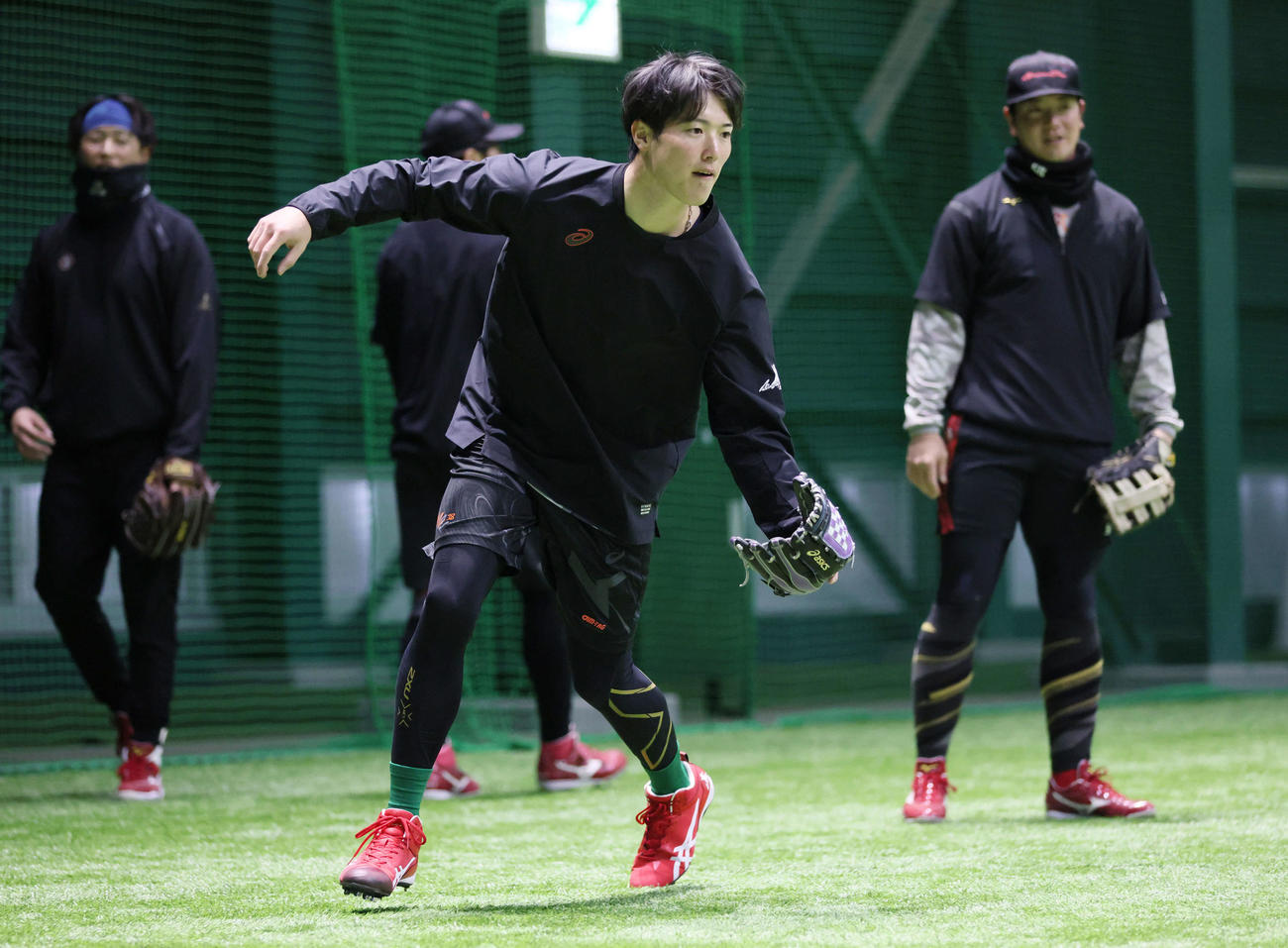 合同自主トレでノックを受ける広島森下（撮影・加藤孝規）