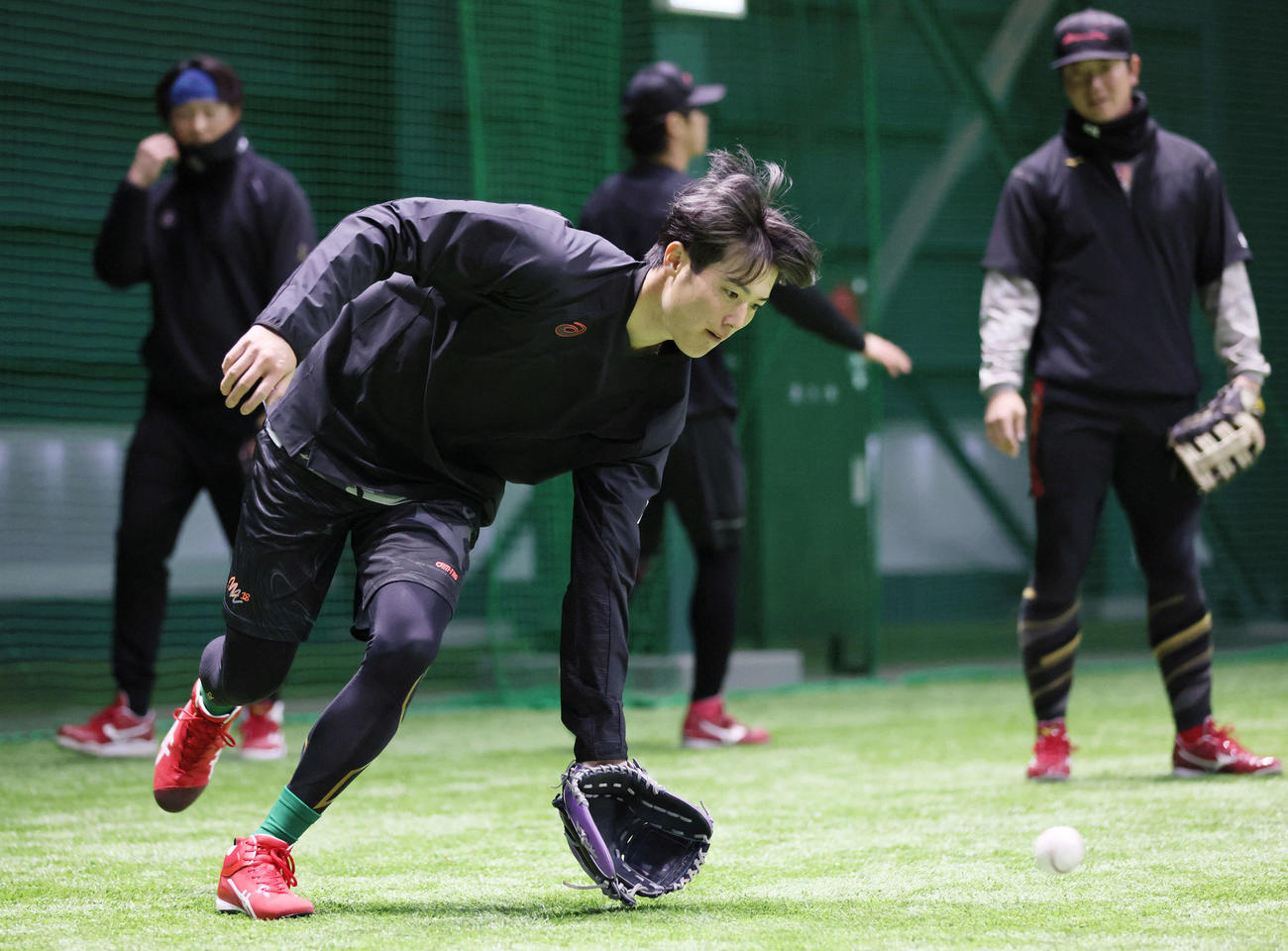 合同自主トレでノックを受ける広島森下（撮影・加藤孝規）