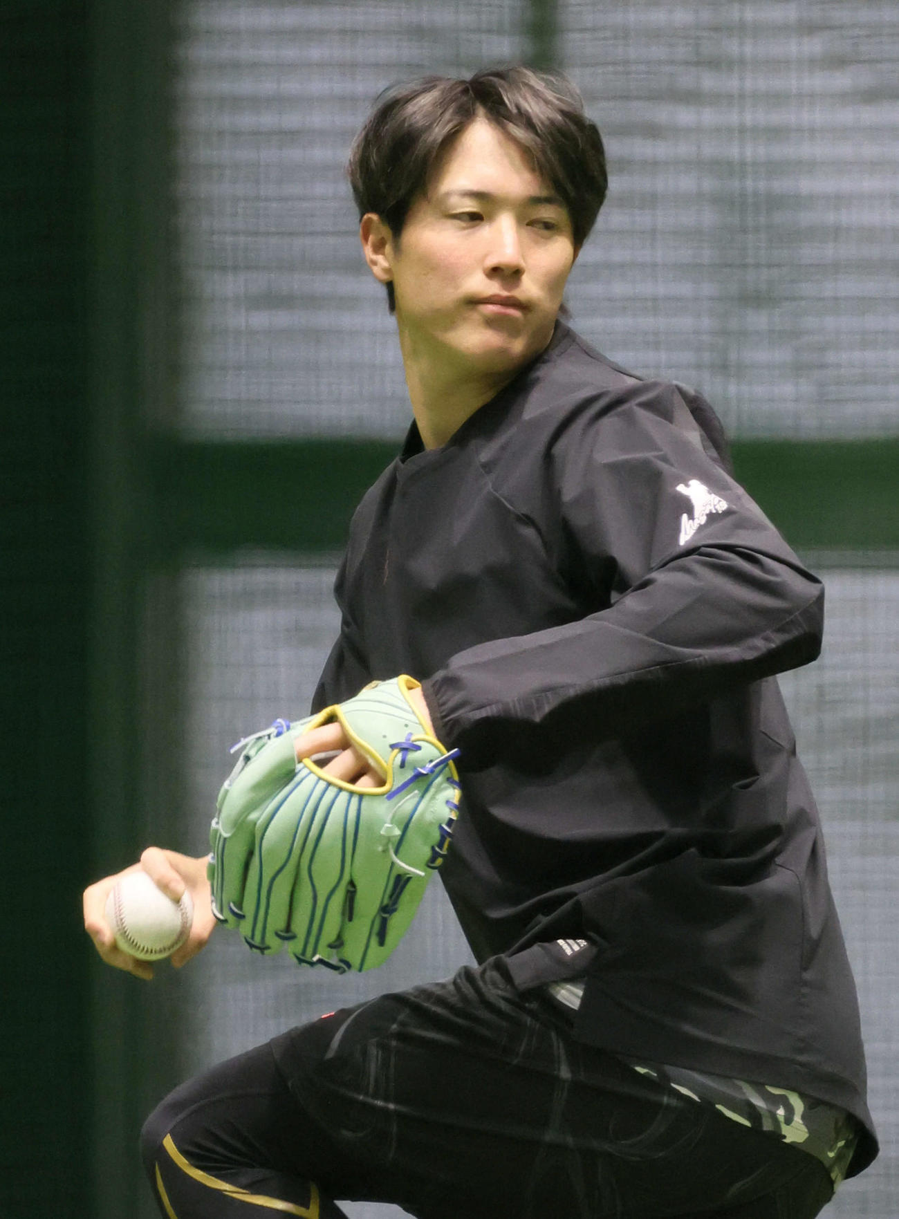 合同自主トレでフォークボールを試す広島森下（撮影・加藤孝規）