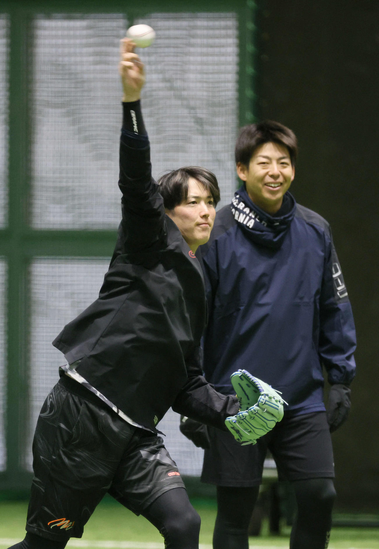 合同自主トレでキャッチボールをする広島森下。右は野間（撮影・加藤孝規）