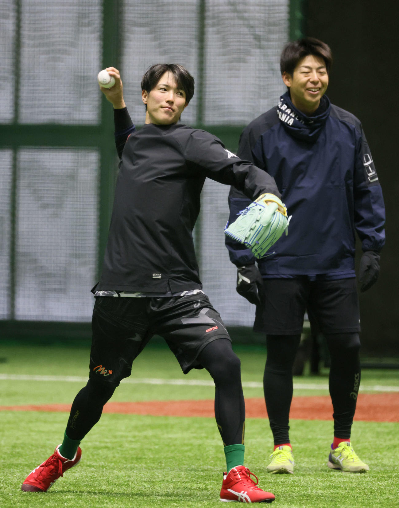 合同自主トレでキャッチボールをする広島森下。右は野間（撮影・加藤孝規）
