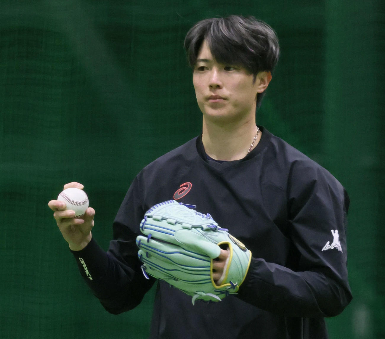合同自主トレでフォークボールを試す広島森下（撮影・加藤孝規）