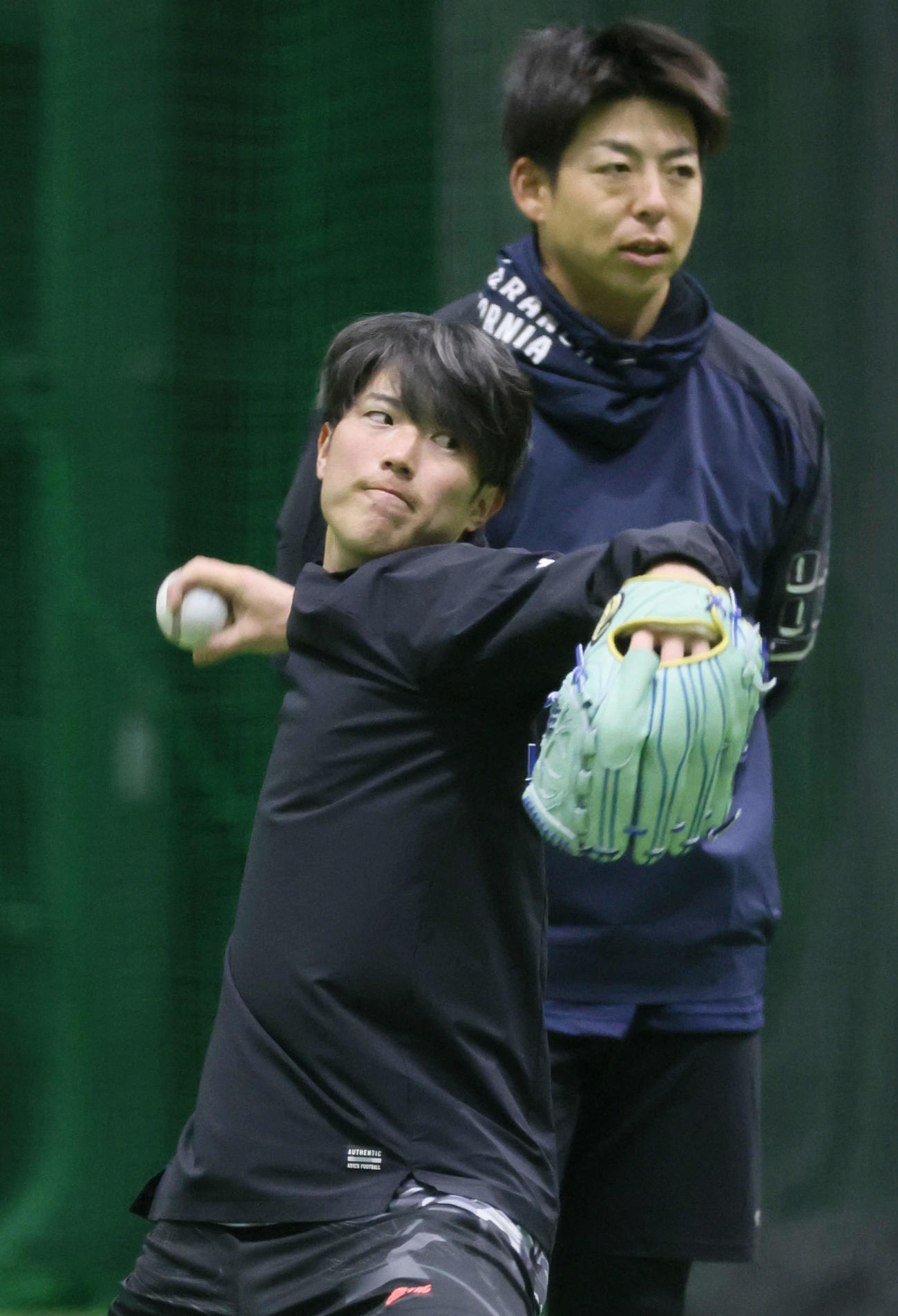 合同自主トレでフォークボールを試す広島森下。後ろは野間（撮影・加藤孝規）
