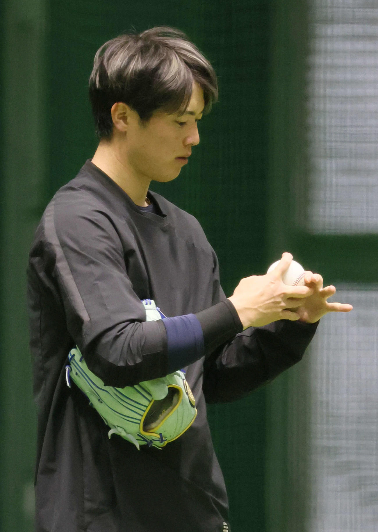 合同自主トレでフォークボールを試す広島森下（撮影・加藤孝規）