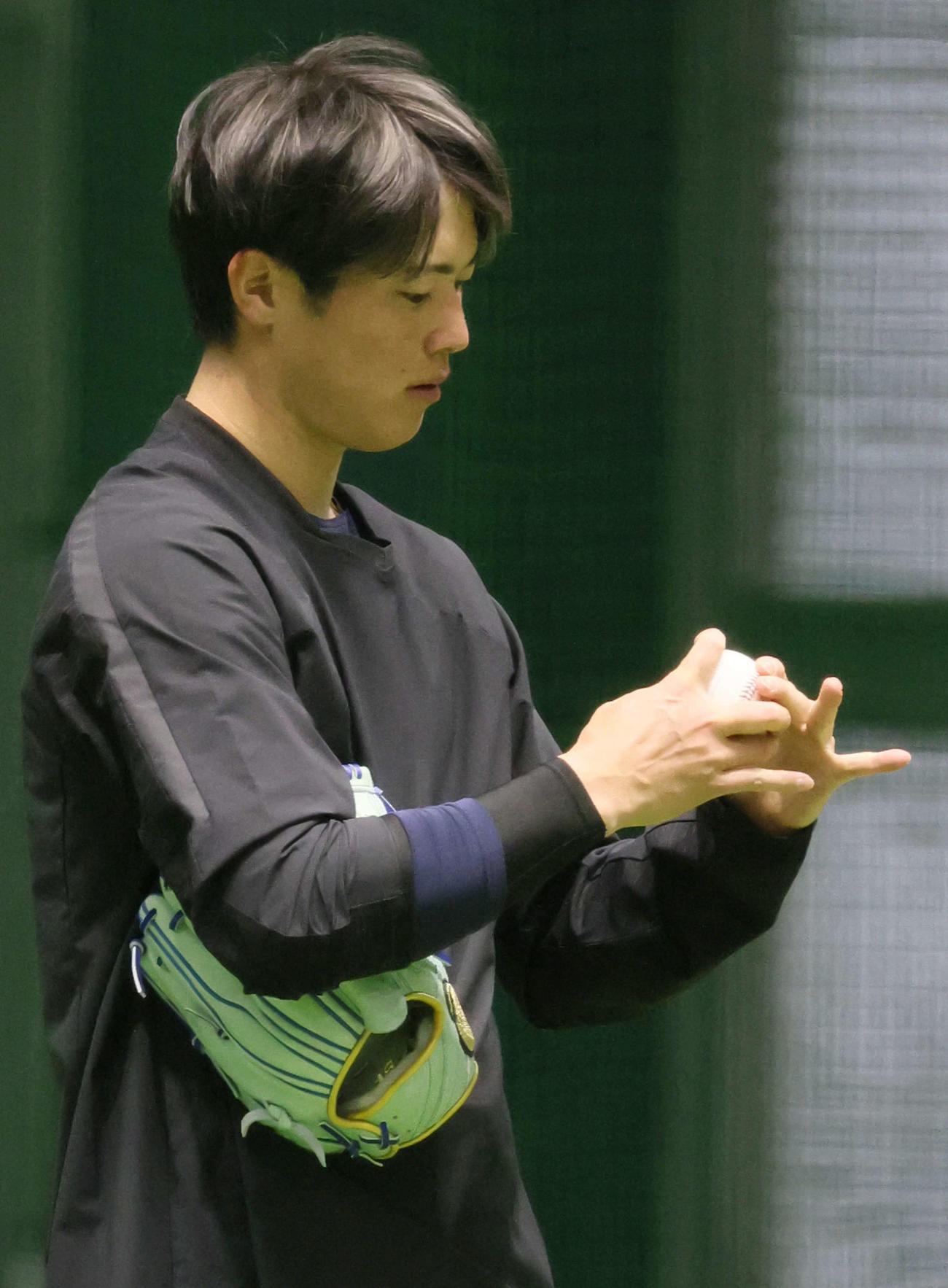 合同自主トレでフォークボールを試す広島森下（撮影・加藤孝規）