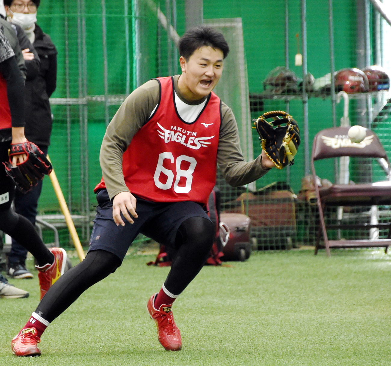 投内連係を行う楽天ドラフト8位・青野（撮影・山田愛斗）