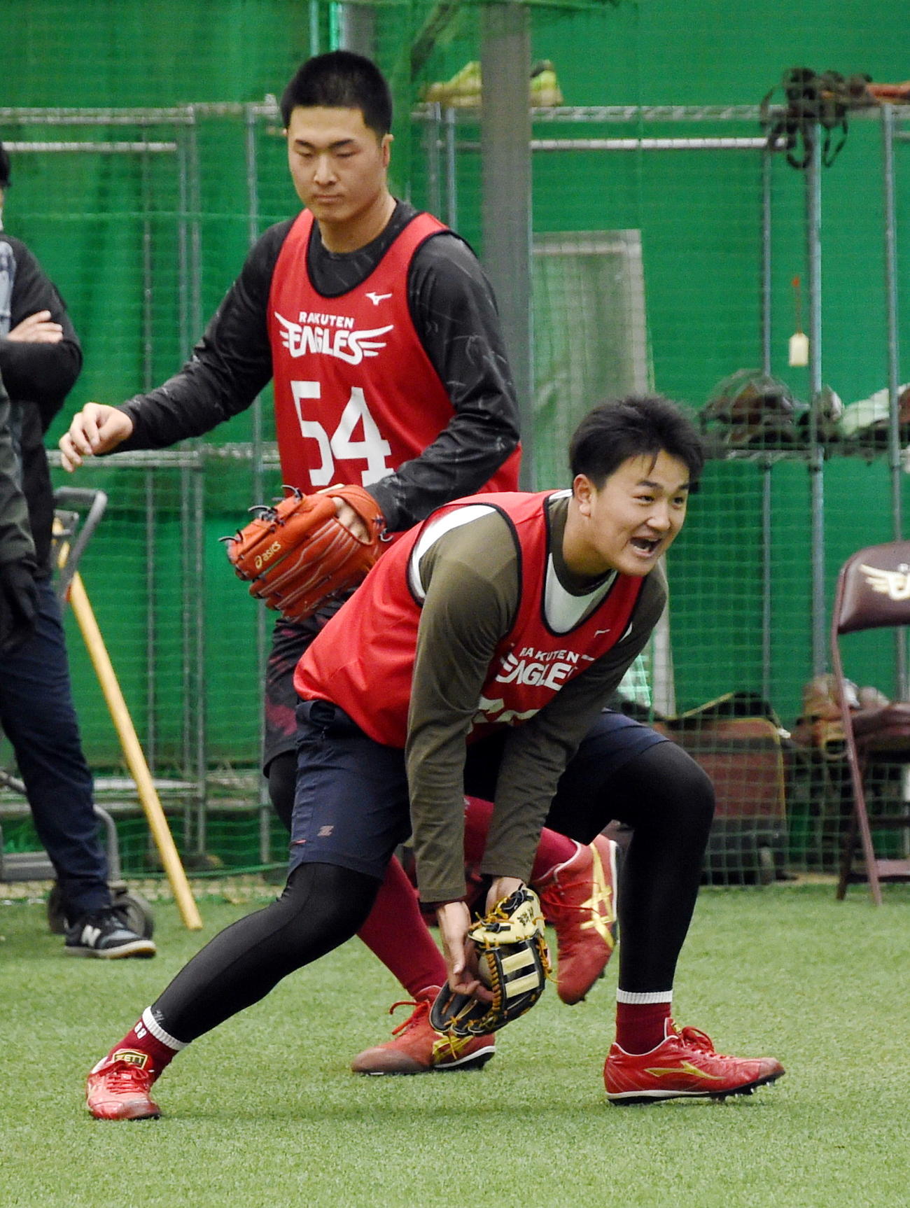 投内連係を行う楽天ドラフト8位・青野（手前）と同3位・日当（撮影・山田愛斗）