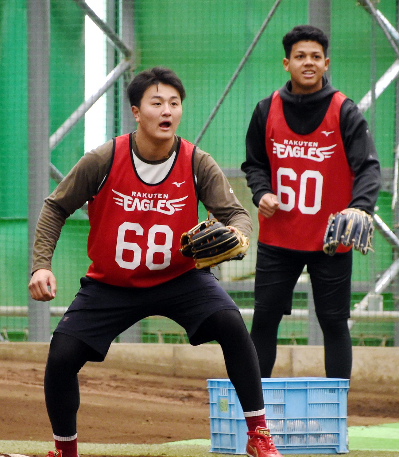 投内連係を行う楽天ドラフト8位・青野（左）と同4位・ワォーターズ（撮影・山田愛斗）