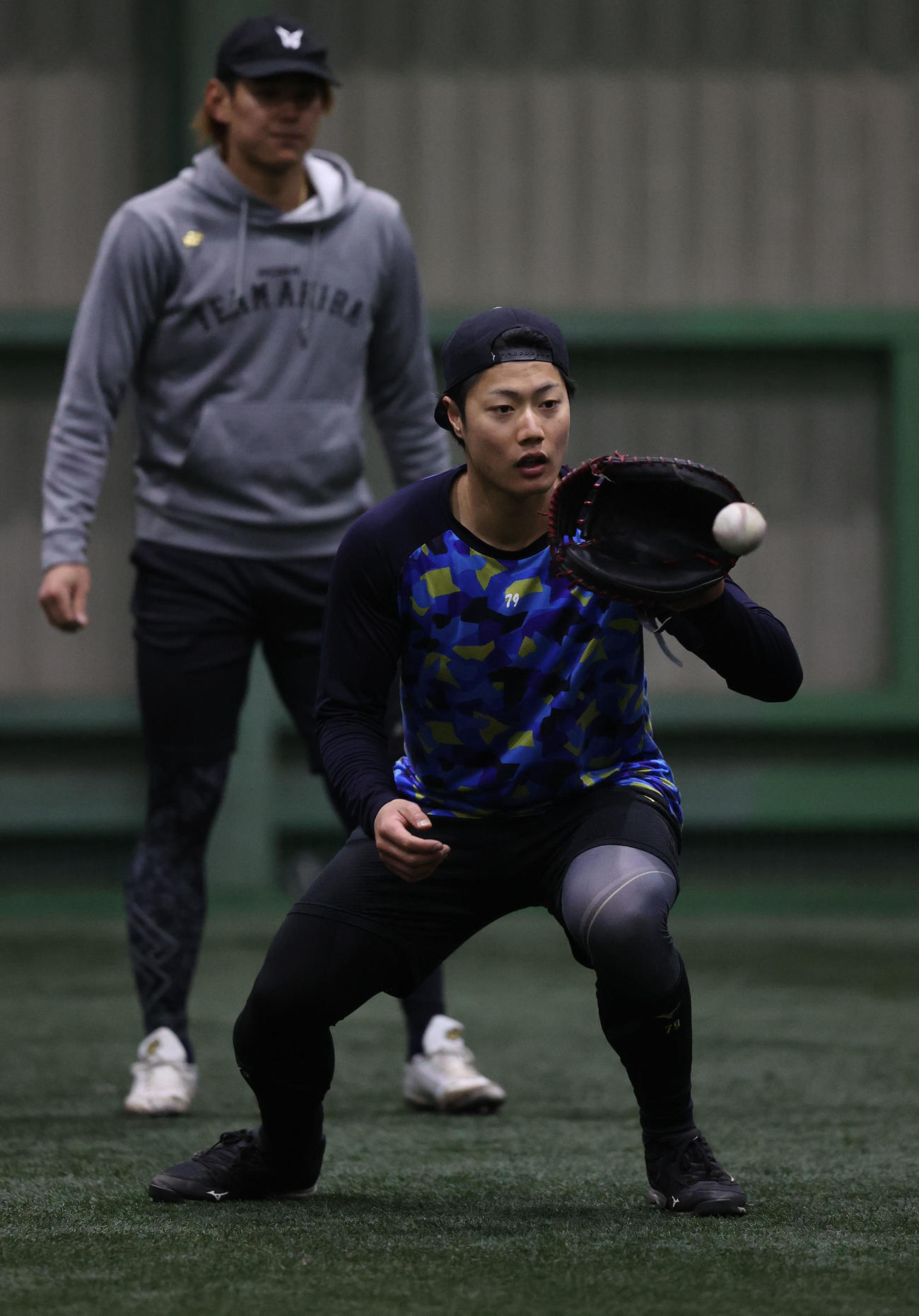 ノックを受ける渡辺陸（撮影・梅根麻紀）