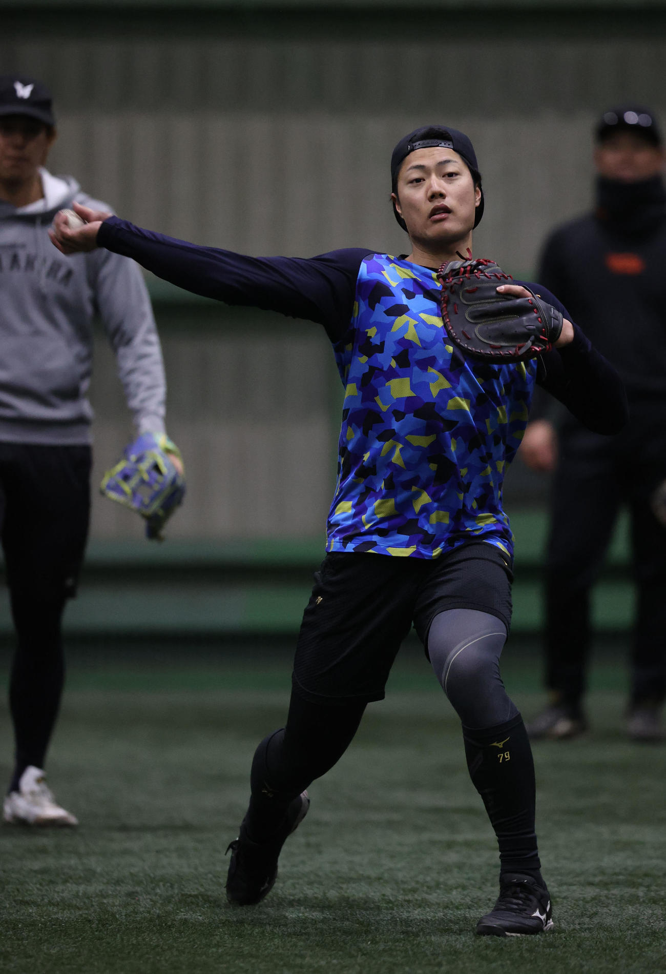 ノックを受ける渡辺陸（撮影・梅根麻紀）