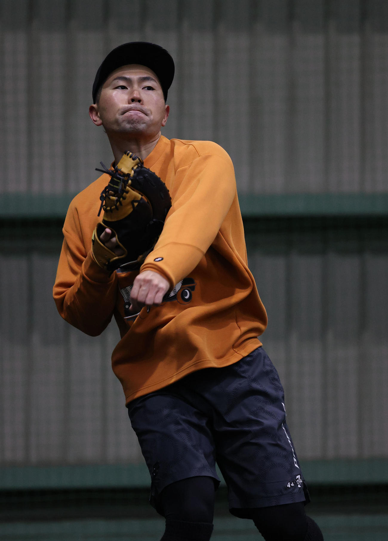 キャッチボールをする中村晃（撮影・梅根麻紀）